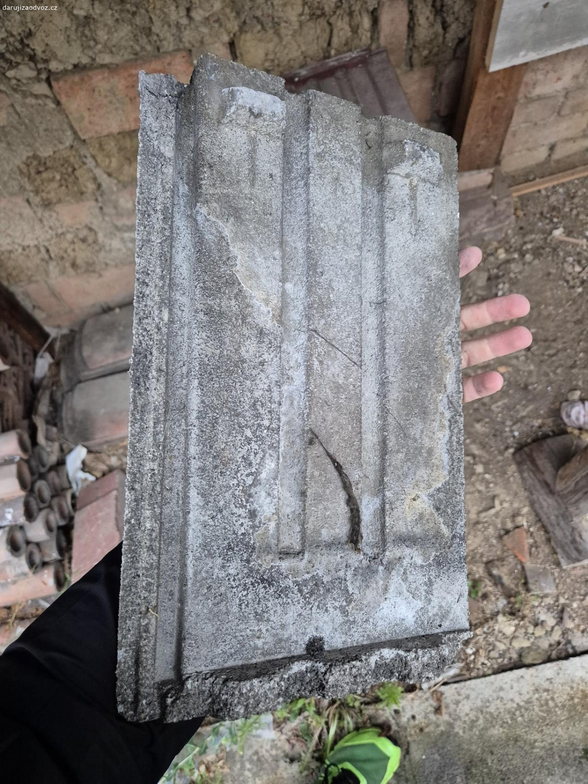 betonové tašky. Daruji za odvoz zbytek betonových tašek.