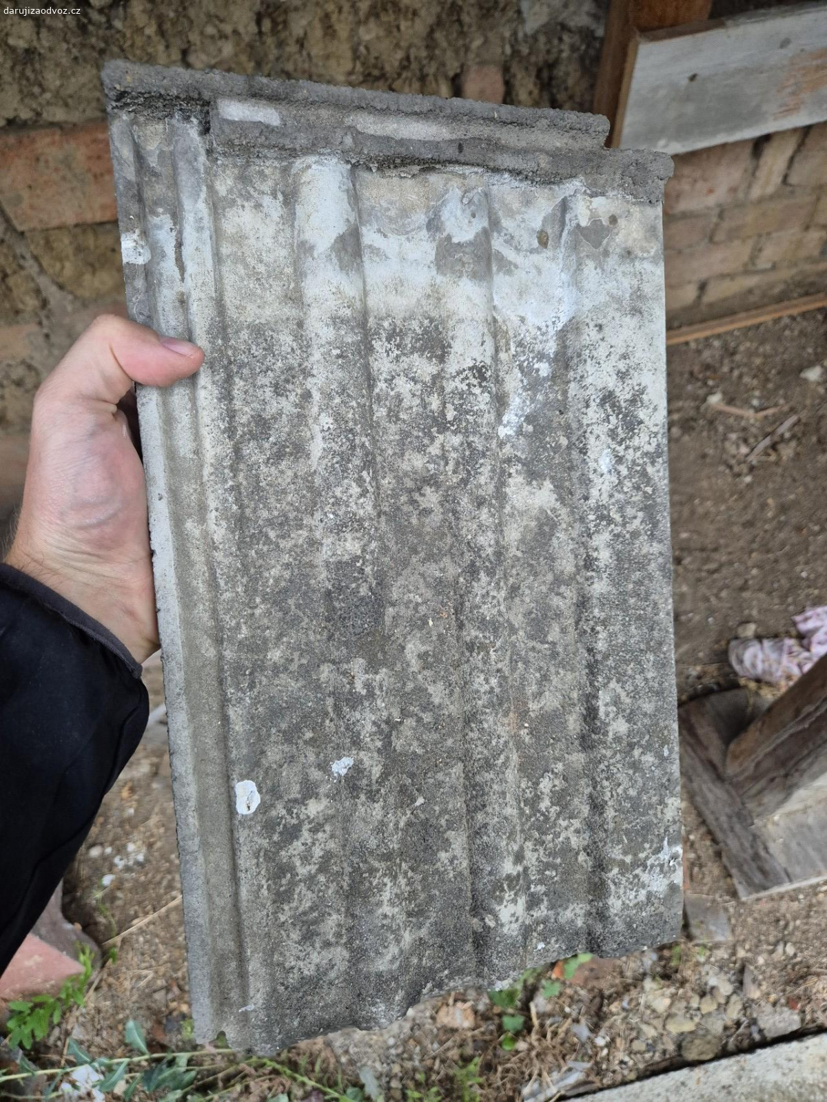 betonové tašky. Daruji za odvoz zbytek betonových tašek.