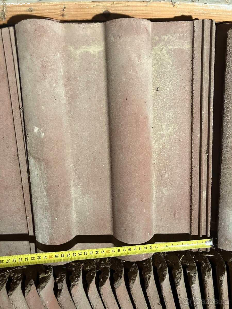Betonové tašky. Zbylé tašky ze stavby, které mi leží na chalupě. Je jich cca 400 + 100 hřebenáčů. Nechám za odvoz.