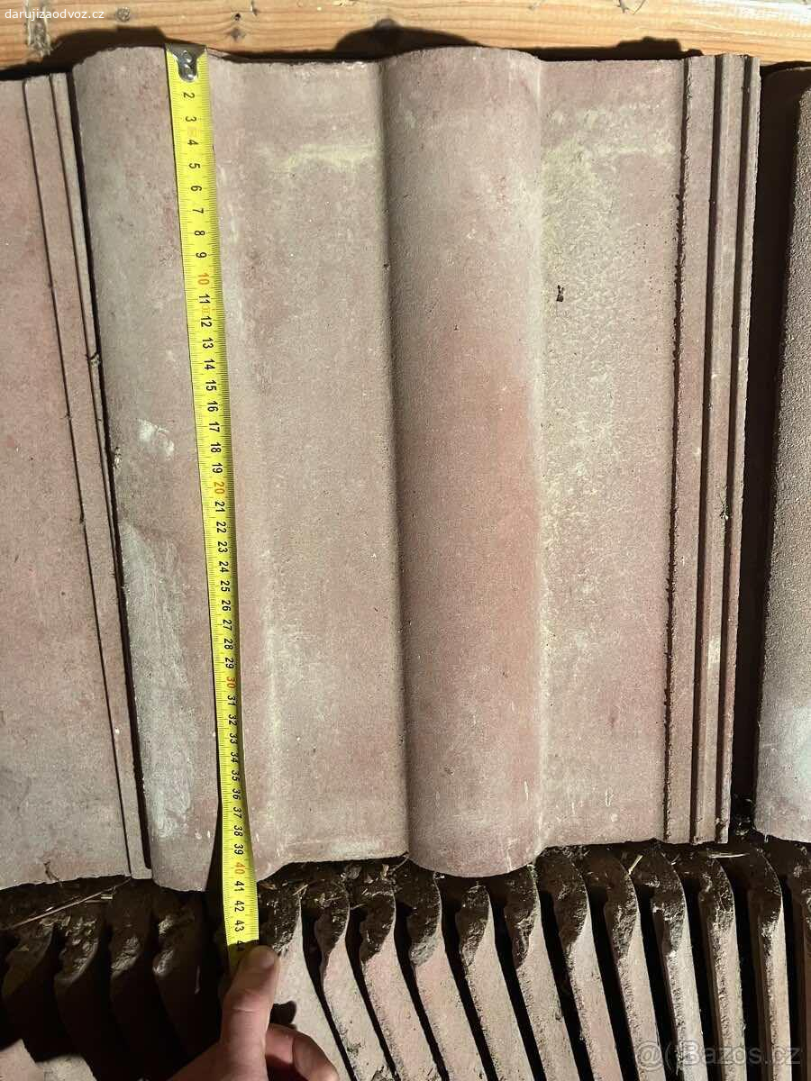 Betonové tašky. Zbylé tašky ze stavby, které mi leží na chalupě. Je jich cca 400 + 100 hřebenáčů. Nechám za odvoz.