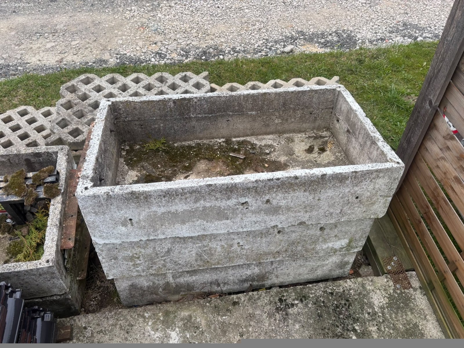 Betonové truhlíky. Daruji za odvoz betonové truhlíky (5 ks v dobrém stavu, 2 potřebují opravu), rozměry 109x60x30. Mají sokl. 
Okr. Frýdek - Místek
Pozn. Jsou velmi těžké.