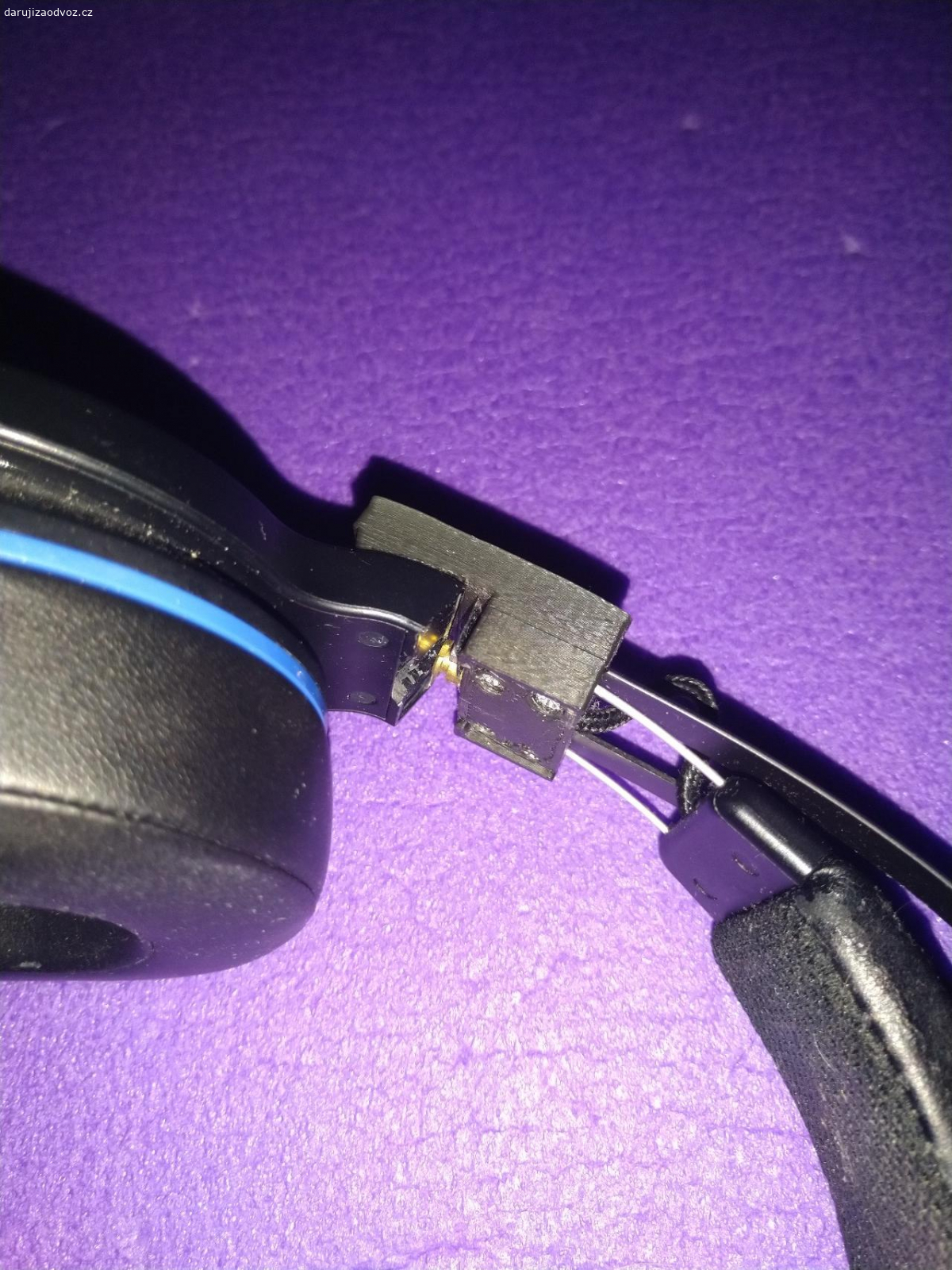 Bezdrátová sluchátka nedržící. Daruji bezdrátová sluchátka pro PS4, kompatibilní s PC. Fungují, hrají dobře, ale nedrží na uších, protože se rozlomil plastový díl. Ten jsem sice vyměnil, ale po chvíli používání se ulomil další kus plastu.