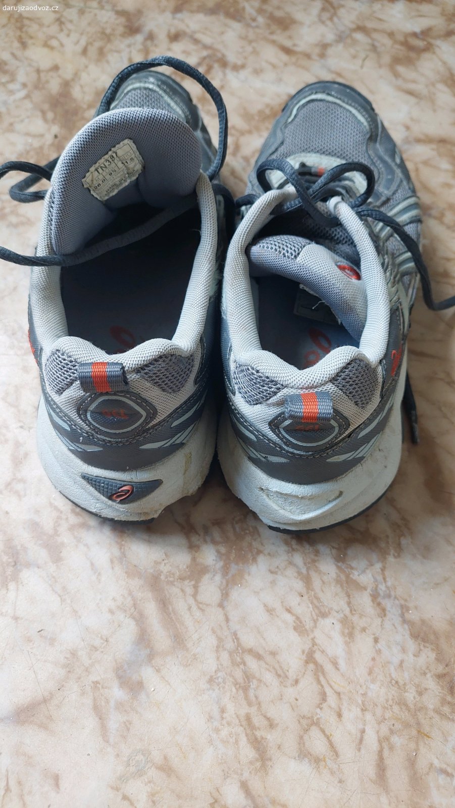 Běžecká boty Asics 41.5. Daruji starší běžecké boty, snad ještě někomu poslouží.
