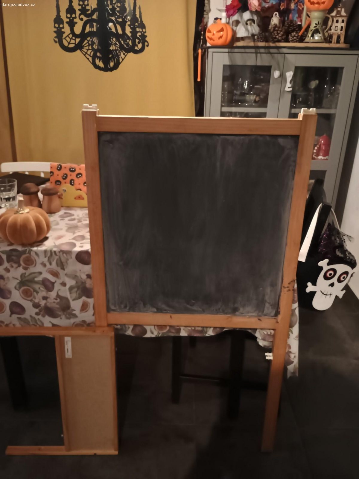 bílá a křídová tabule pro děti. Použitá bílá a křídová tabule pro děti. Chybí tyčka na papír.