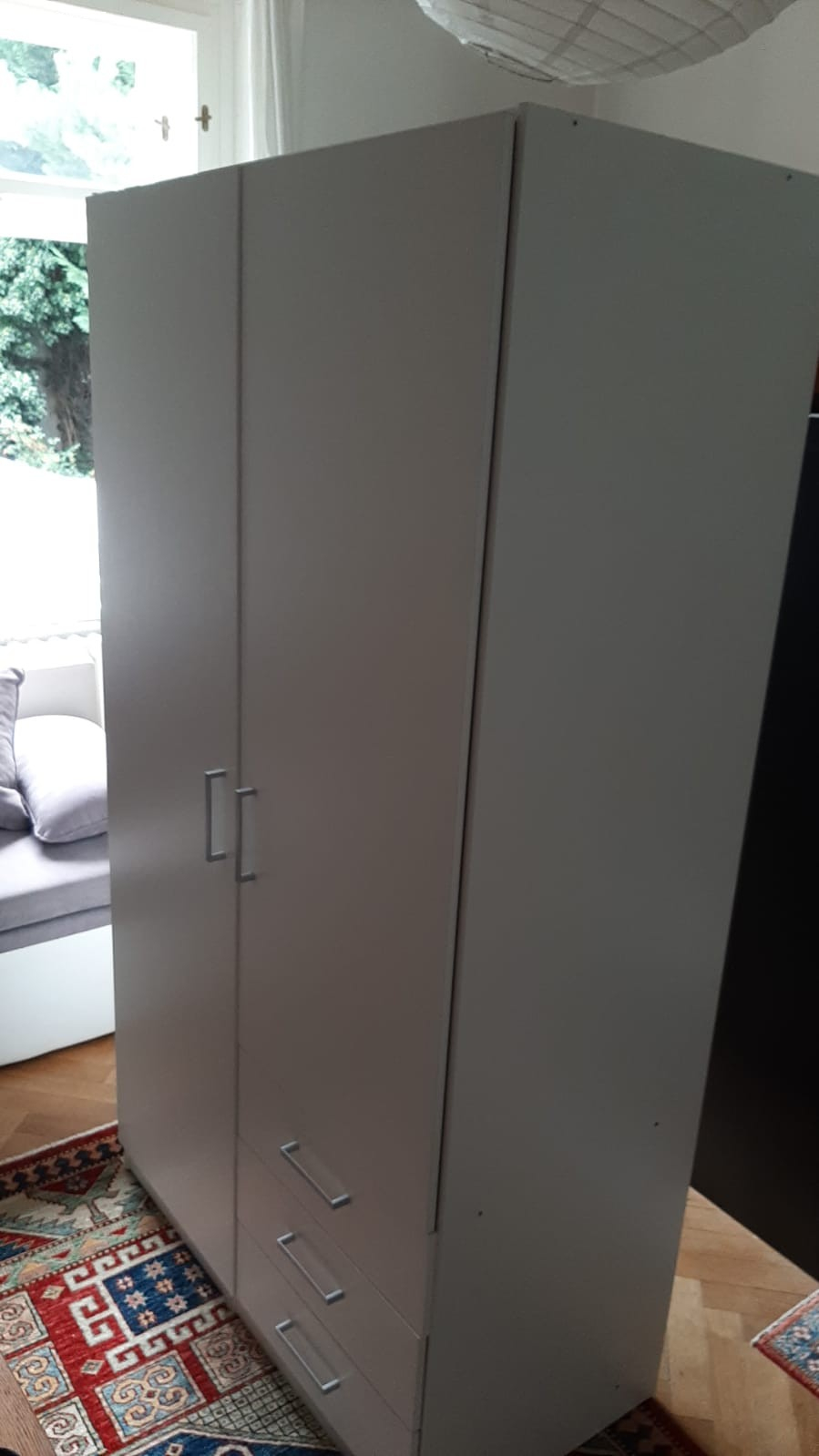 Bílá skříň Ikea za odvoz. v176 š97 hl50, bílá, málo používaná, rozdělená na část policovou a šatníkovou