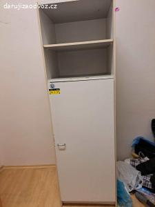 Bílá vysoká skříň