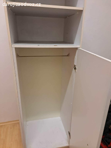 Bílá vysoká skříň