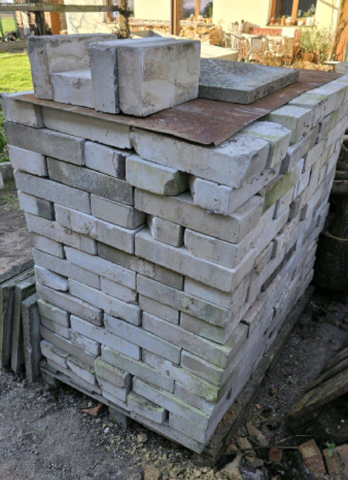 bílé cihly. daruji tyto cihly. očištěné v hezkém stavu :)