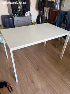 Bílý stůl IKEA