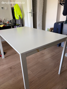 Bílý stůl IKEA