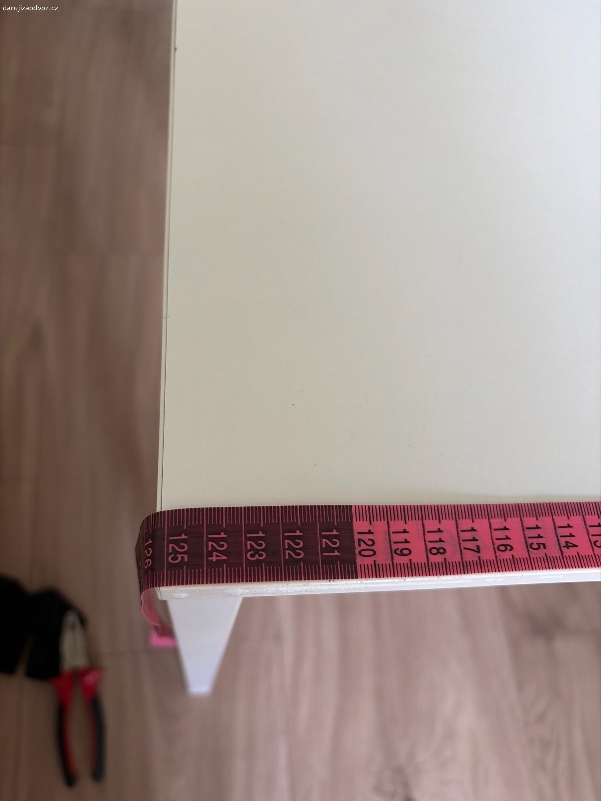 Bílý stůl IKEA. Rozměry: 125 × 75 × 75 cm
Daruji bílý stůl IKEA 
Má poškození desky, oděrky, olupující se povrch na nohách i konstrukci a další kosmetické vady (viz foto). Vhodný například do dílny, garáže, sklepa, na kolej nebo jako dočasný pracovní stůl.