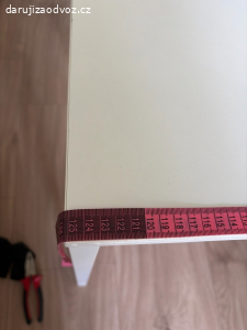 Bílý stůl IKEA