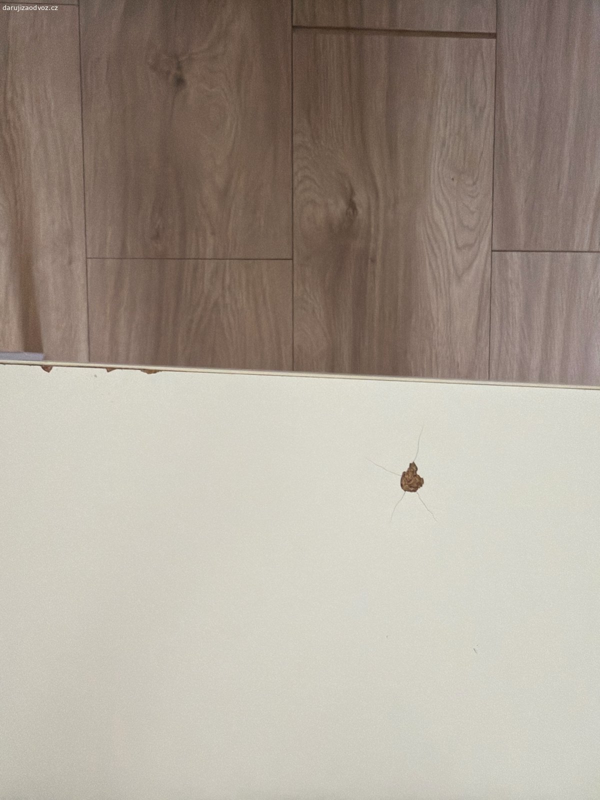 Bílý stůl IKEA. Rozměry: 125 × 75 × 75 cm
Daruji bílý stůl IKEA 
Má poškození desky, oděrky, olupující se povrch na nohách i konstrukci a další kosmetické vady (viz foto). Vhodný například do dílny, garáže, sklepa, na kolej nebo jako dočasný pracovní stůl.