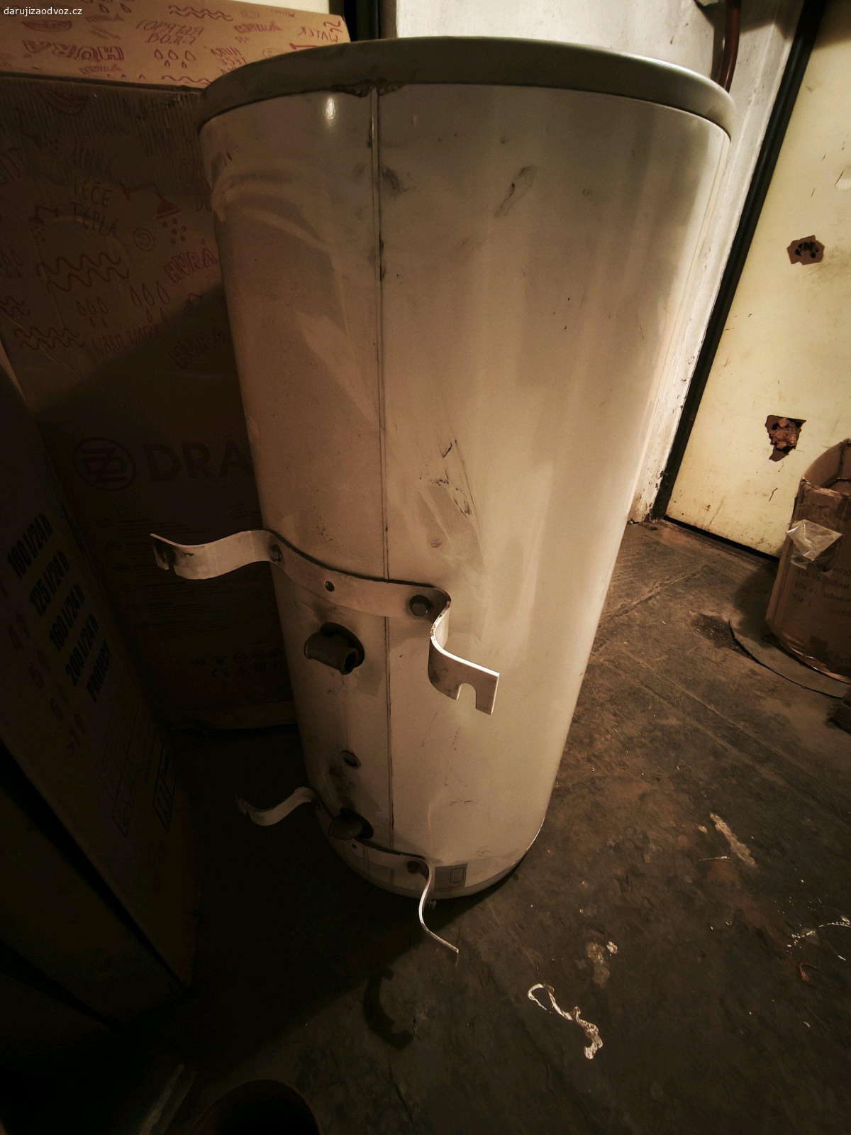 Bojler 200 l. Bojler 200 l, Dražice. Protéká tepelný výměník! Nelze použít pro zapojení na topení! Pokud se zaslepí vývody výměníku, lze bojler použít na elektrický ohřev vody. Elektrický ohřev funguje bezvadně, bojler jinak nikde neteče.
Vyměněn jen kvůli protékání vody z vodovodu do topení. Jen s elektrickým ohřevem by ještě mohl někomu posloužit.