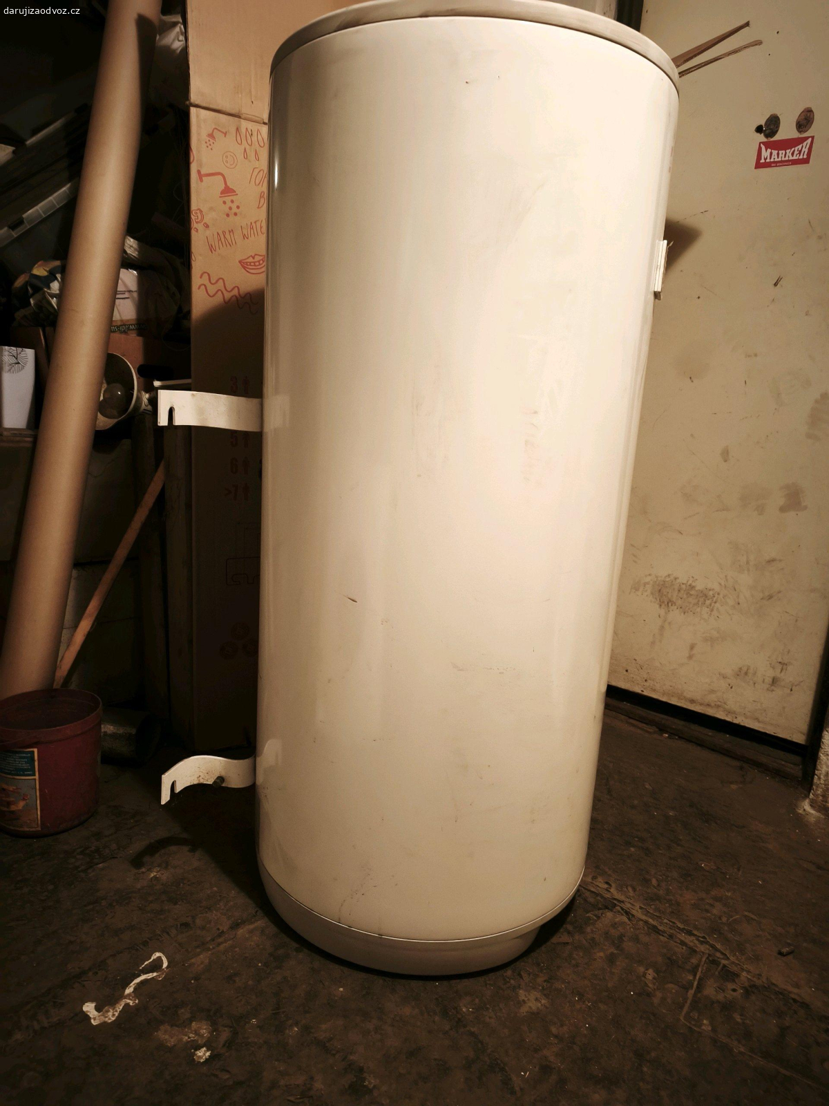 Bojler 200 l. Bojler 200 l, Dražice. Protéká tepelný výměník! Nelze použít pro zapojení na topení! Pokud se zaslepí vývody výměníku, lze bojler použít na elektrický ohřev vody. Elektrický ohřev funguje bezvadně, bojler jinak nikde neteče.
Vyměněn jen kvůli protékání vody z vodovodu do topení. Jen s elektrickým ohřevem by ještě mohl někomu posloužit.