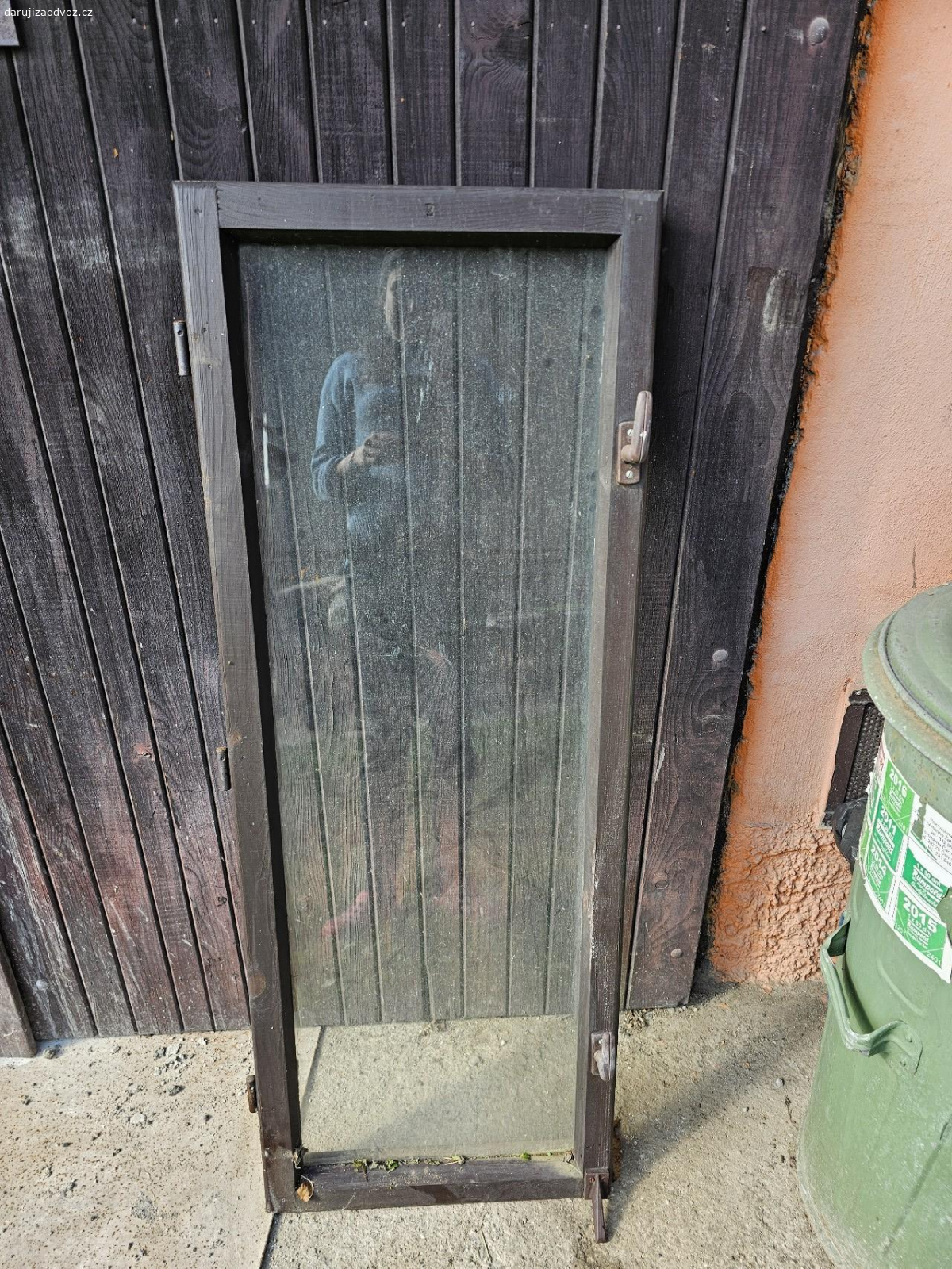 Borovicová okna špeletová. Darujeme větší množství špeletových oken z rodinného domu za odvoz, pevná konstrukce, stáří 25 let