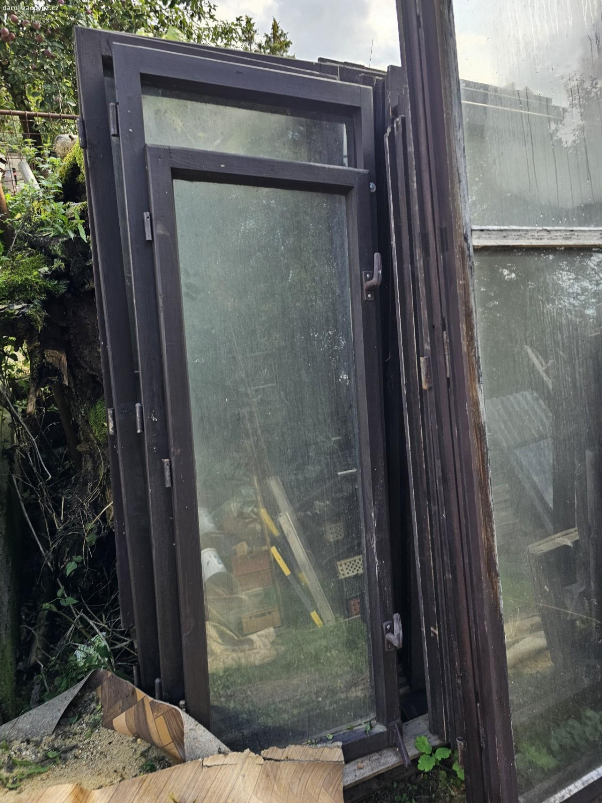 Borovicová okna špeletová. Darujeme větší množství špeletových oken z rodinného domu za odvoz, pevná konstrukce, stáří 25 let