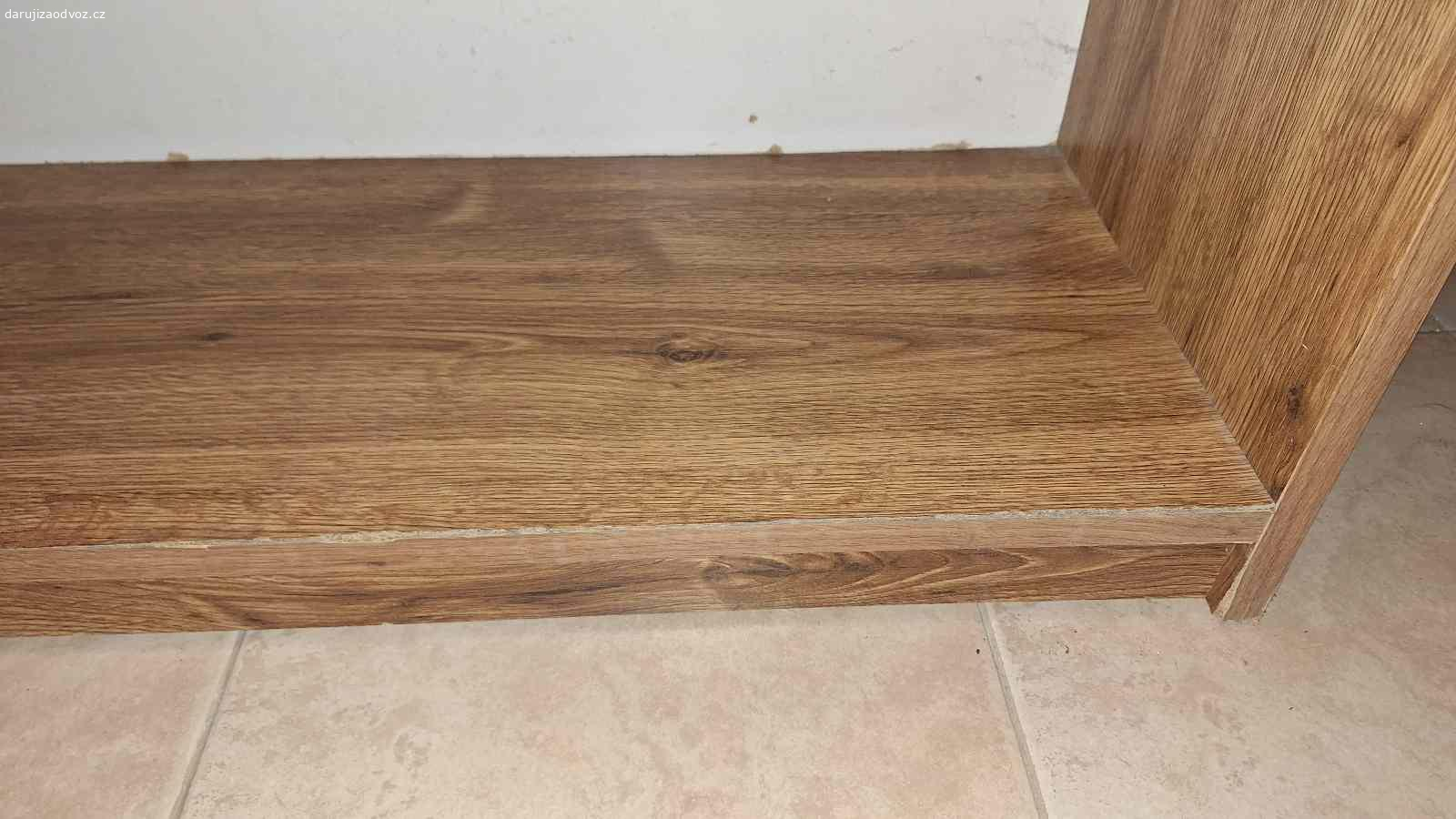 Botník. Daruji za odvoz tento botník. Spěchá - jinak vezu do sběrného dvora.  Rozměry 95,5x95,5x30 cm