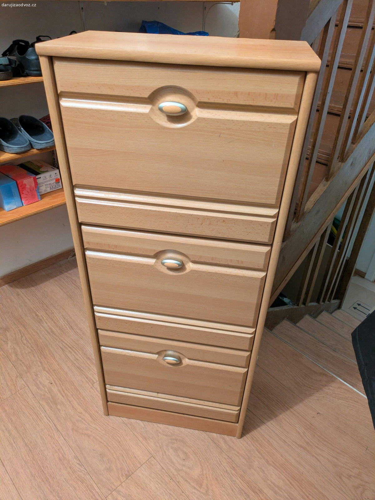 Botník. Starší botník, přijde mi škoda ho vyhazovat. Je spíš na nižší typy obuvy (tenisky, sandále, společenská obuv). Předání osobně ve večerních hodinách poblíž zastávky Bohdalec.