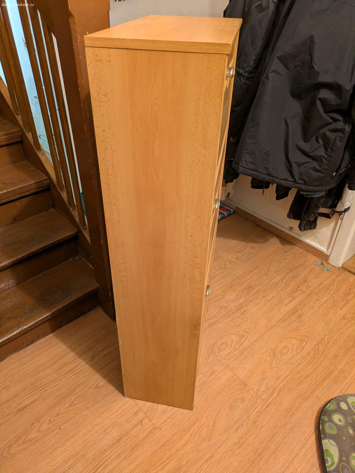 Botník. Starší botník, přijde mi škoda ho vyhazovat. Je spíš na nižší typy obuvy (tenisky, sandále, společenská obuv). Předání osobně ve večerních hodinách poblíž zastávky Bohdalec.