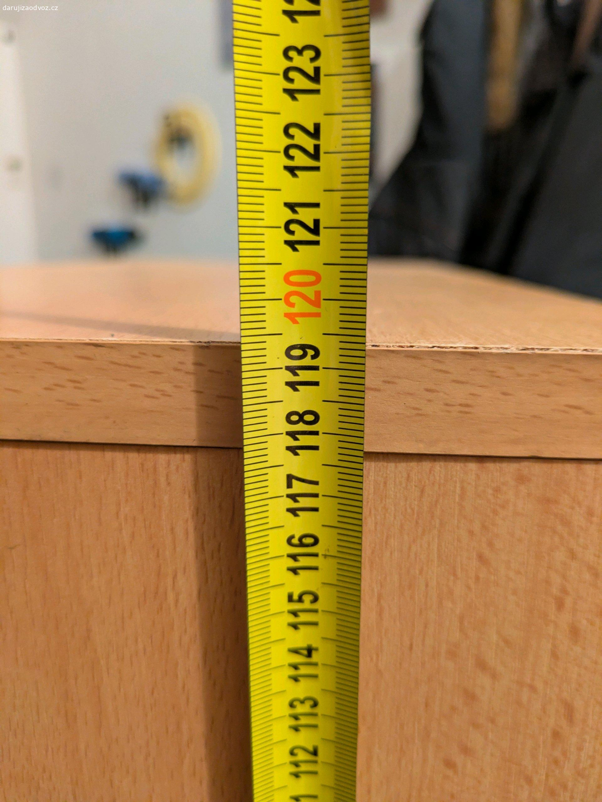 Botník. Starší botník, přijde mi škoda ho vyhazovat. Je spíš na nižší typy obuvy (tenisky, sandále, společenská obuv). Předání osobně ve večerních hodinách poblíž zastávky Bohdalec.