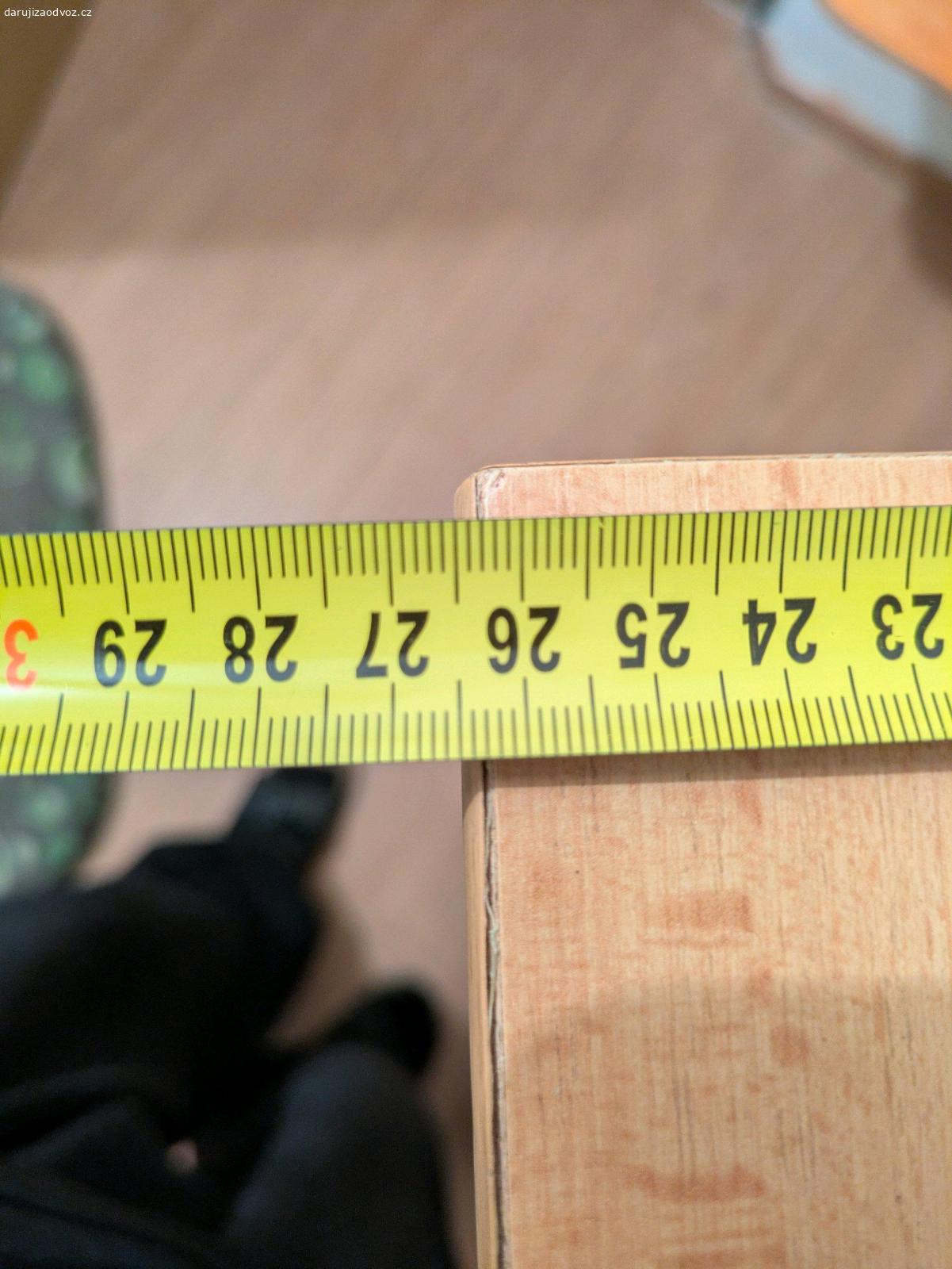 Botník. Starší botník, přijde mi škoda ho vyhazovat. Je spíš na nižší typy obuvy (tenisky, sandále, společenská obuv). Předání osobně ve večerních hodinách poblíž zastávky Bohdalec.