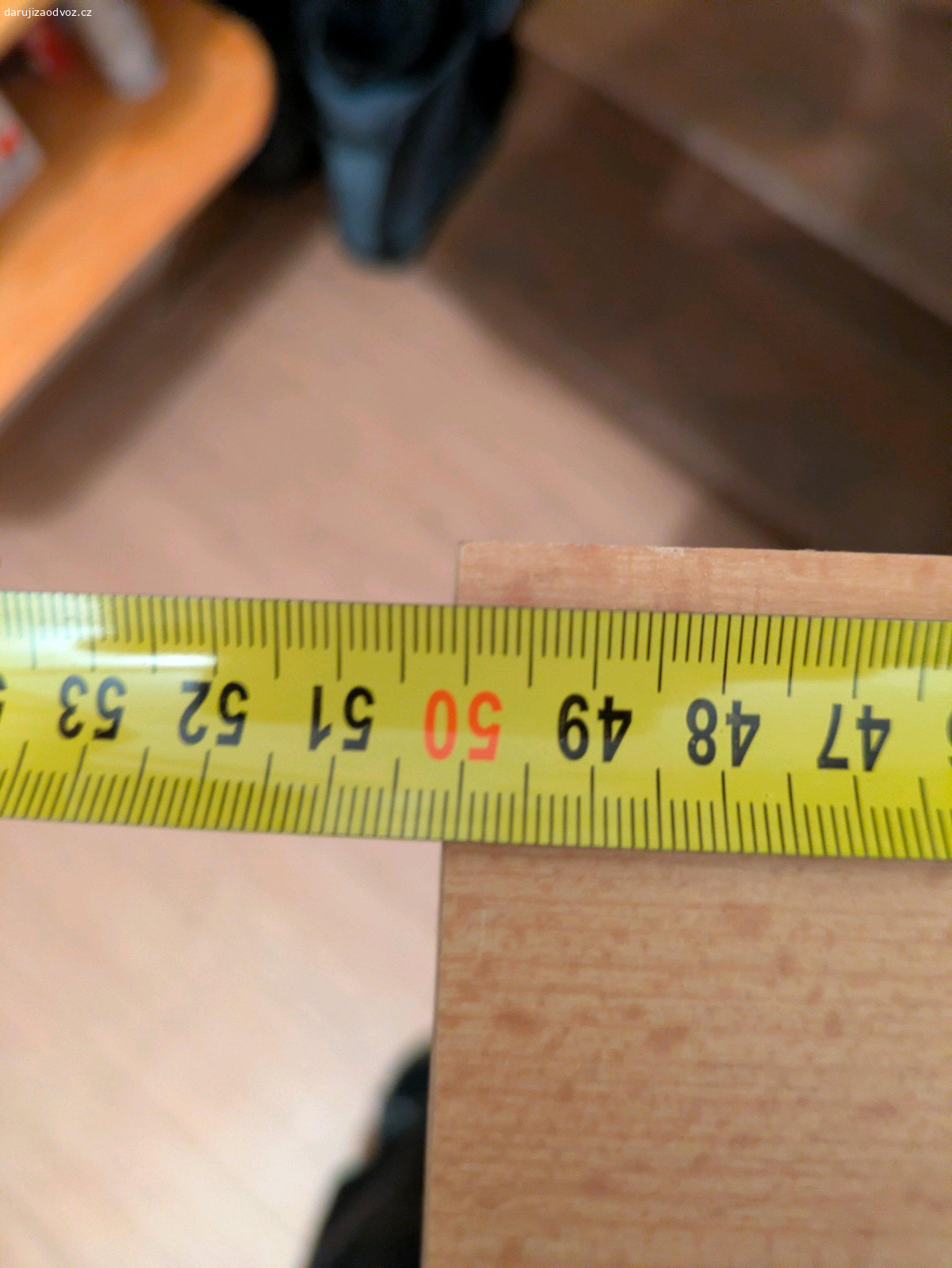 Botník. Starší botník, přijde mi škoda ho vyhazovat. Je spíš na nižší typy obuvy (tenisky, sandále, společenská obuv). Předání osobně ve večerních hodinách poblíž zastávky Bohdalec.