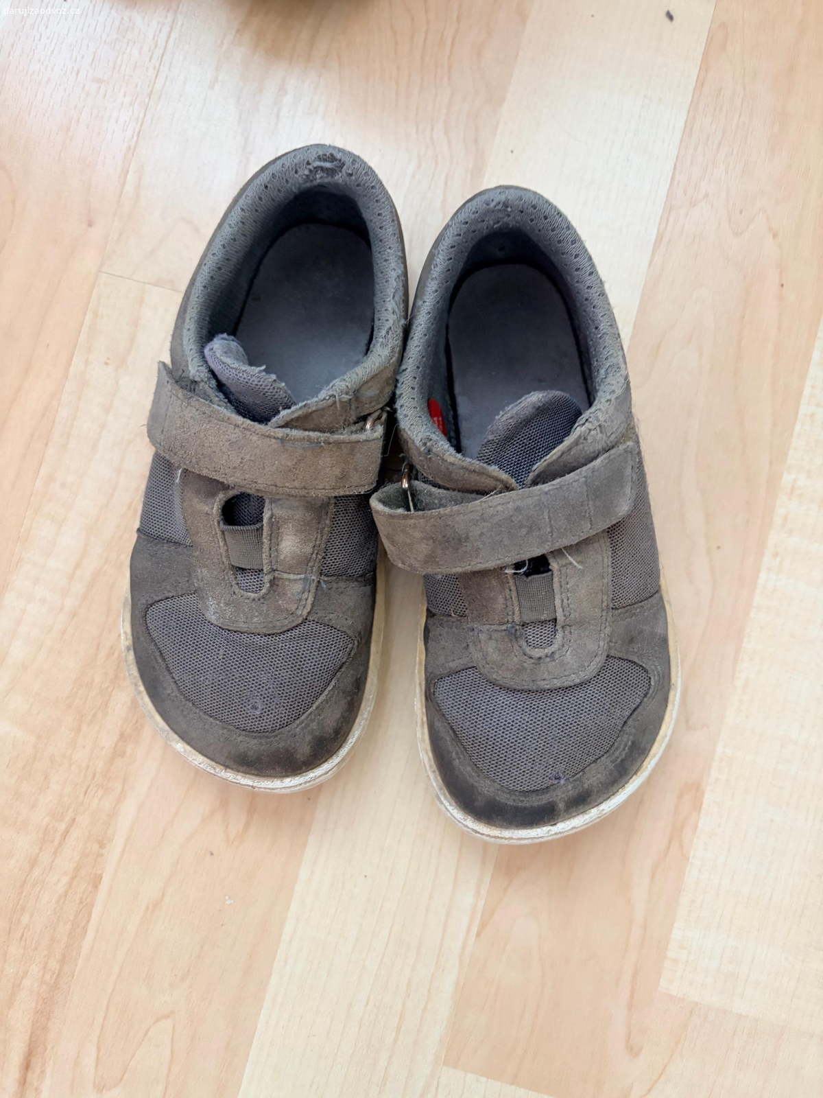 Boty 28/29. - šedivé barefoot tenisky BeLenka 29, ty mají to nejlepší za sebou
- zeleno-šedé barefoot celoročky Jonap 29, loni kupované, ale bohužel nedrží suché zipy
- holínky Demar 28/29 
- černé tenisky z Decathlonu cca 28. Pouze os. předání Liberec. Nezasílám