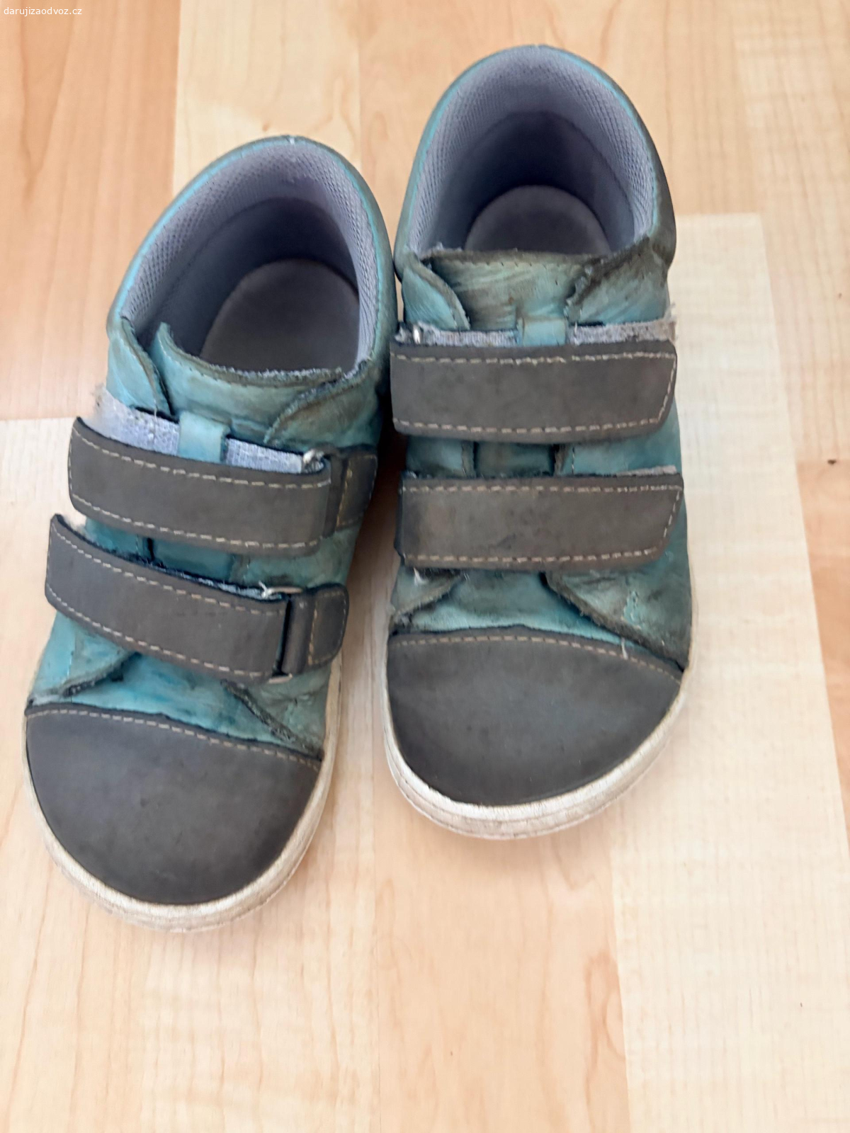 Boty 28/29. - šedivé barefoot tenisky BeLenka 29, ty mají to nejlepší za sebou
- zeleno-šedé barefoot celoročky Jonap 29, loni kupované, ale bohužel nedrží suché zipy
- holínky Demar 28/29 
- černé tenisky z Decathlonu cca 28. Pouze os. předání Liberec. Nezasílám