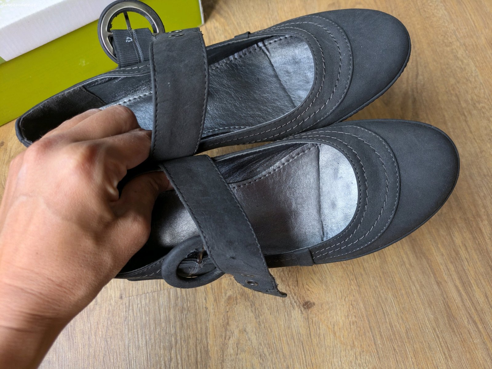 Boty 38. Obuté len asi trikrát, ale už dosť staré, dlho ležali nepoužité v krabici a koženka už sa na pár miestach začína odlupovať, viz posledné foto. Snáď im ešte niekto nájde využitie, počkám mesiac a potom ich asi vyhodím :)