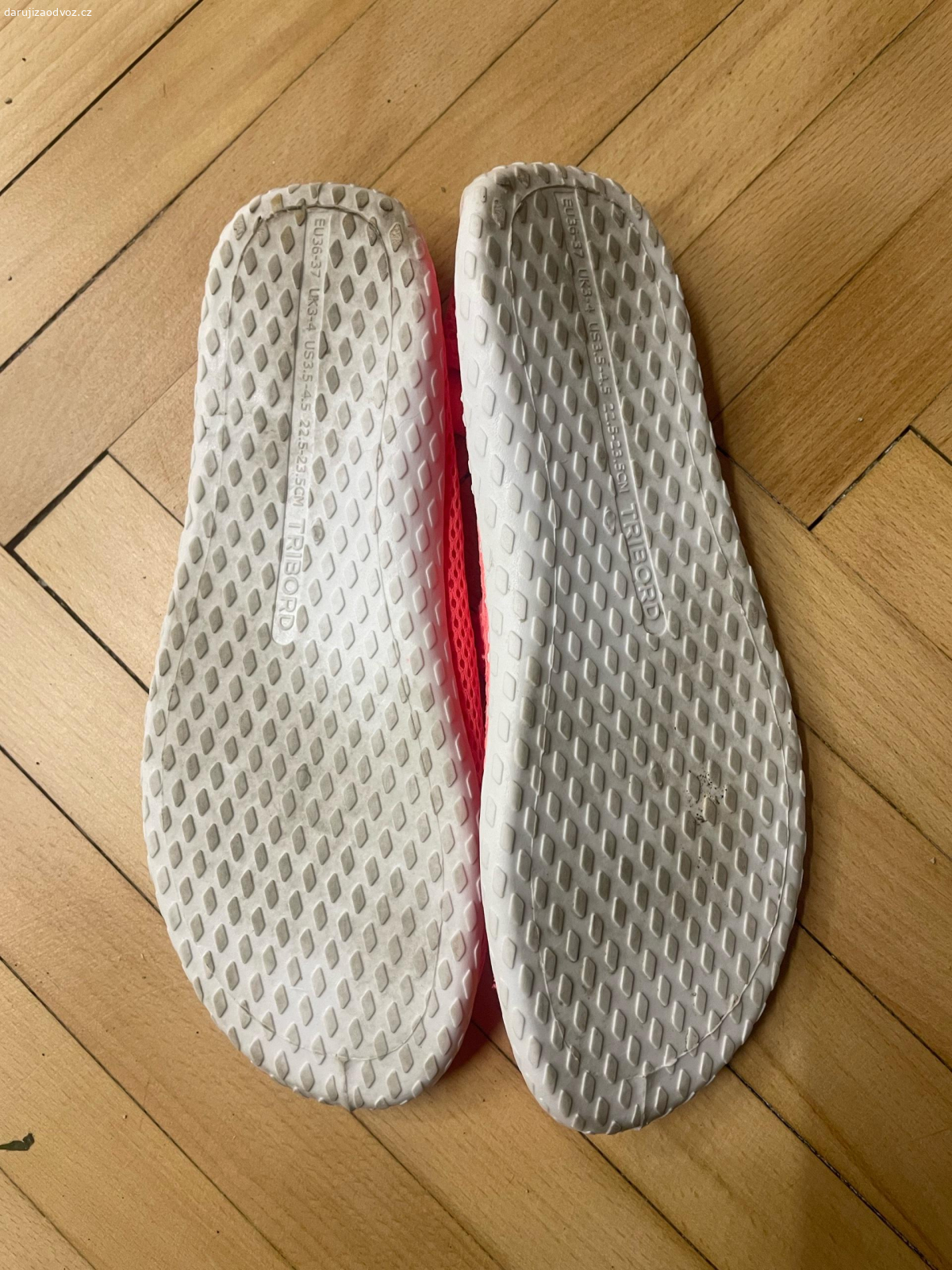 boty do vody vel. 36/37/22,5-23,5cm. Daruji, měla jsem je jednou na dovolené.  Nevyužiji. Určitě potěší třeba čokoška, není podminkou:)