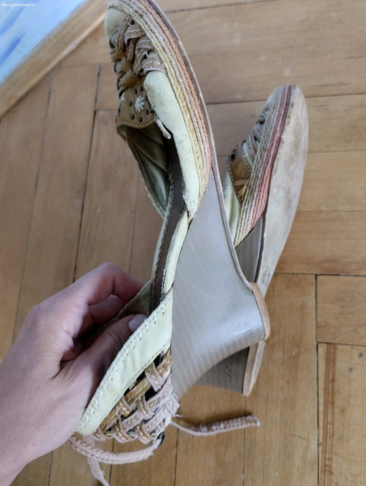 boty na klínku. Velikost 39-40. Značně opotřebované, materiál vypadá jako koženka. Nabízím, než je vyhodím.
