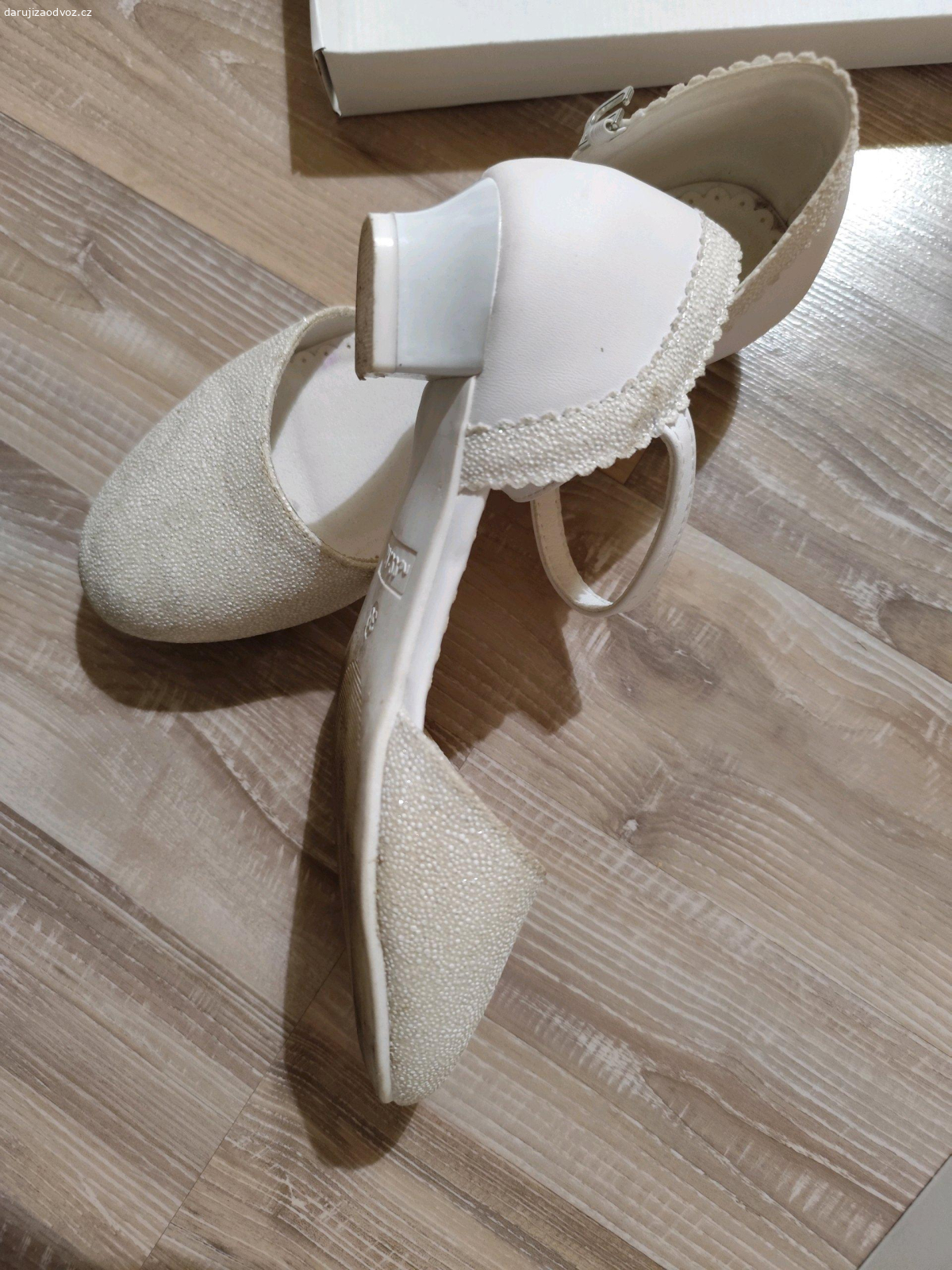Boty pro družičky vel. 36. Dvakrát na sobě. Dají se umít. Možno poslat, pokud si vygenerujete kód.
