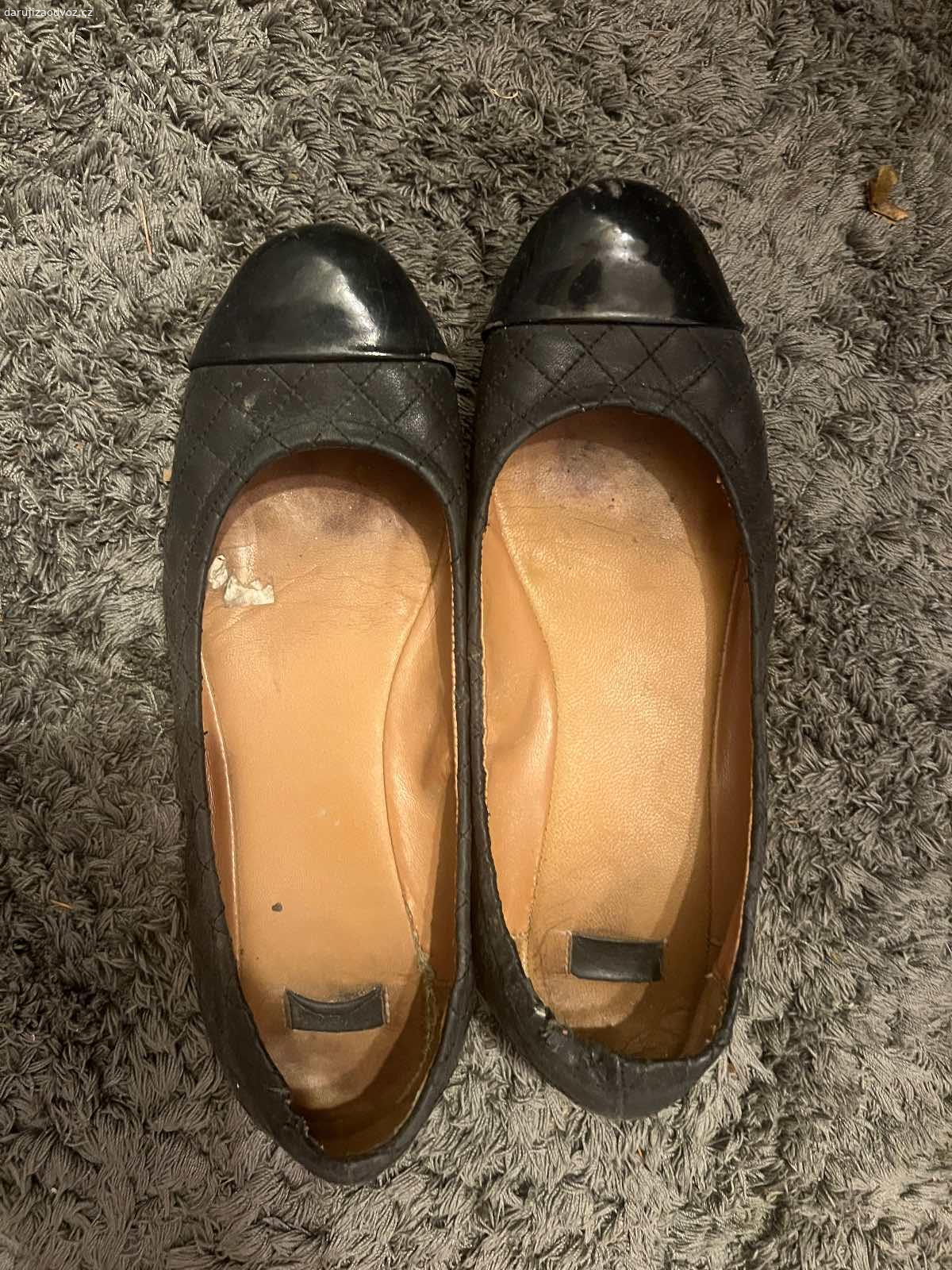 Boty velikost 38. Daruji boty 3x. Vyzvednutí v Dolních Měcholupech.