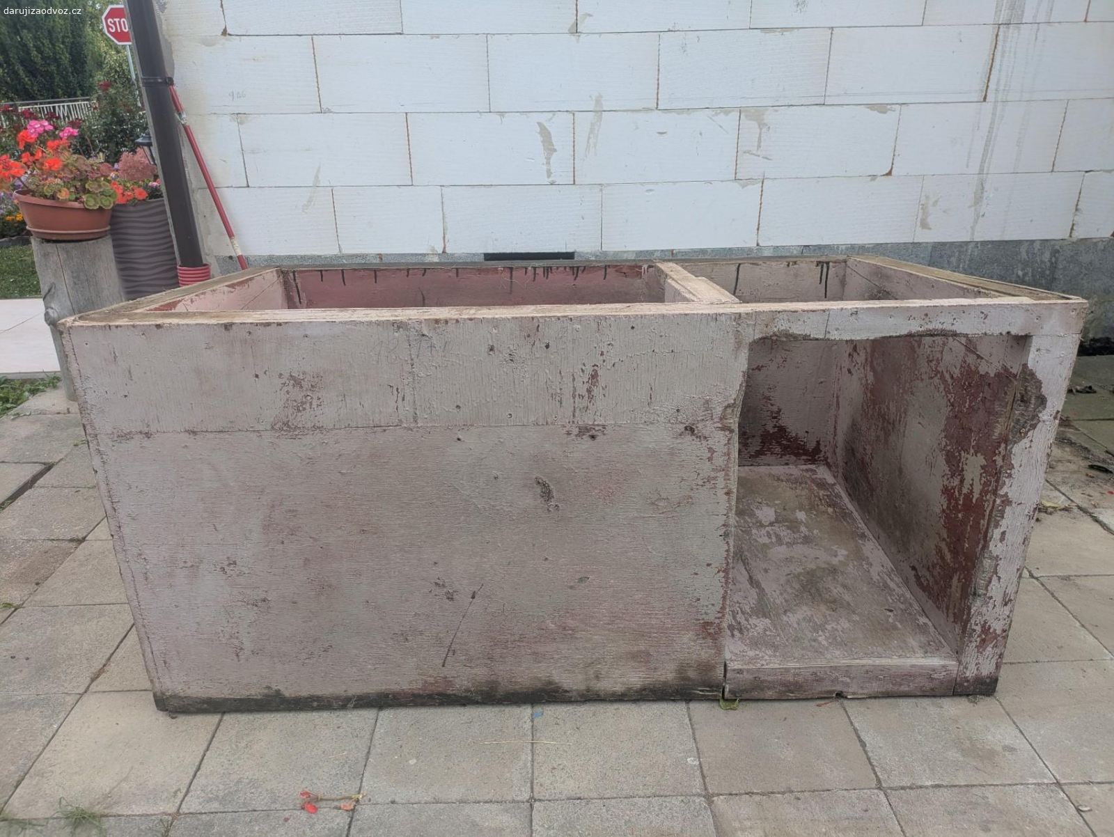 Bouda pro psa (včetně střechy). Dobrý den, daruji starou zateplenou boudu pro psa. Včetně střechy, která není na fotce.