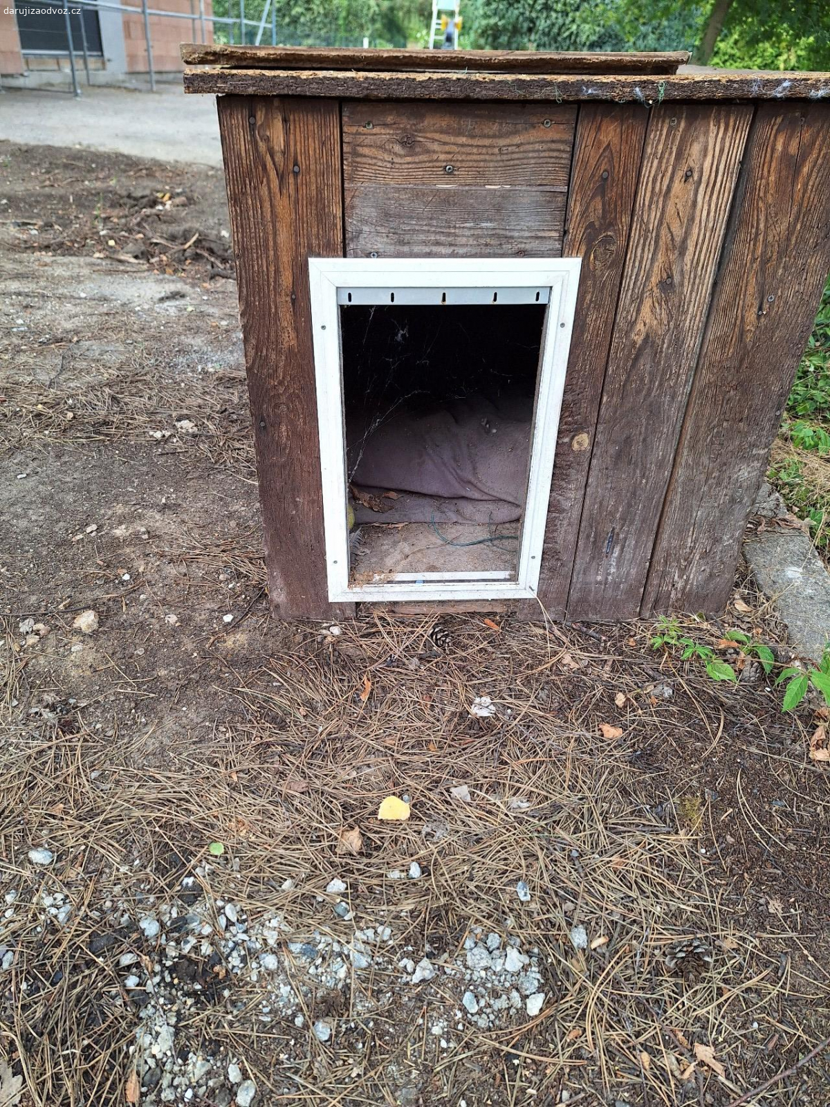 bouda pro velkého psa. Daruji za odvoz zateplenou boudu pro velkého psa.V případě zájmu volejte.Stará Boleslav.