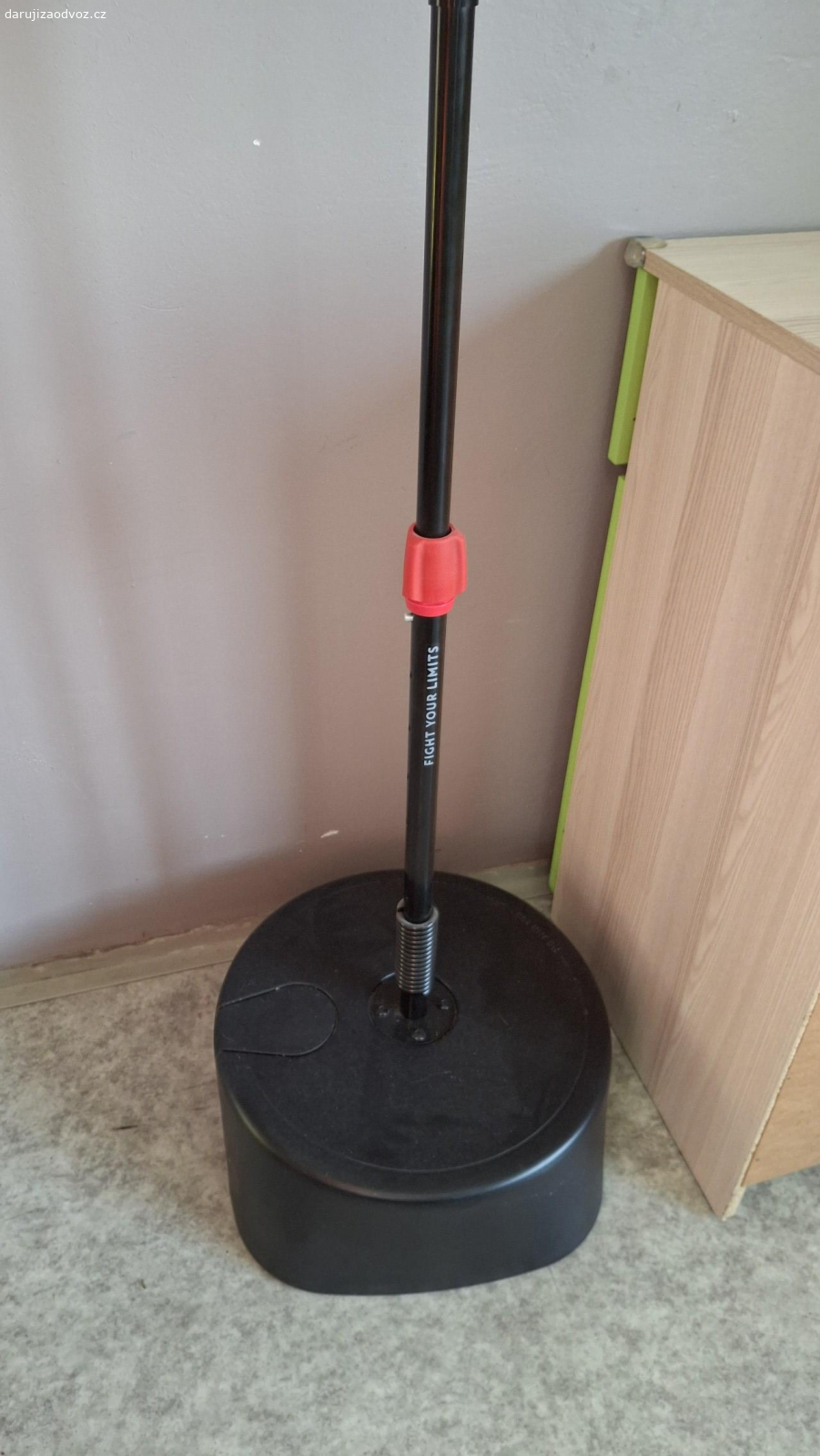 boxovaci pytel. Přenechám boxovaci pytel od 10let.  skoro nepoužívaný.  Ráda budu za malou bombonireu/mon cheri/.