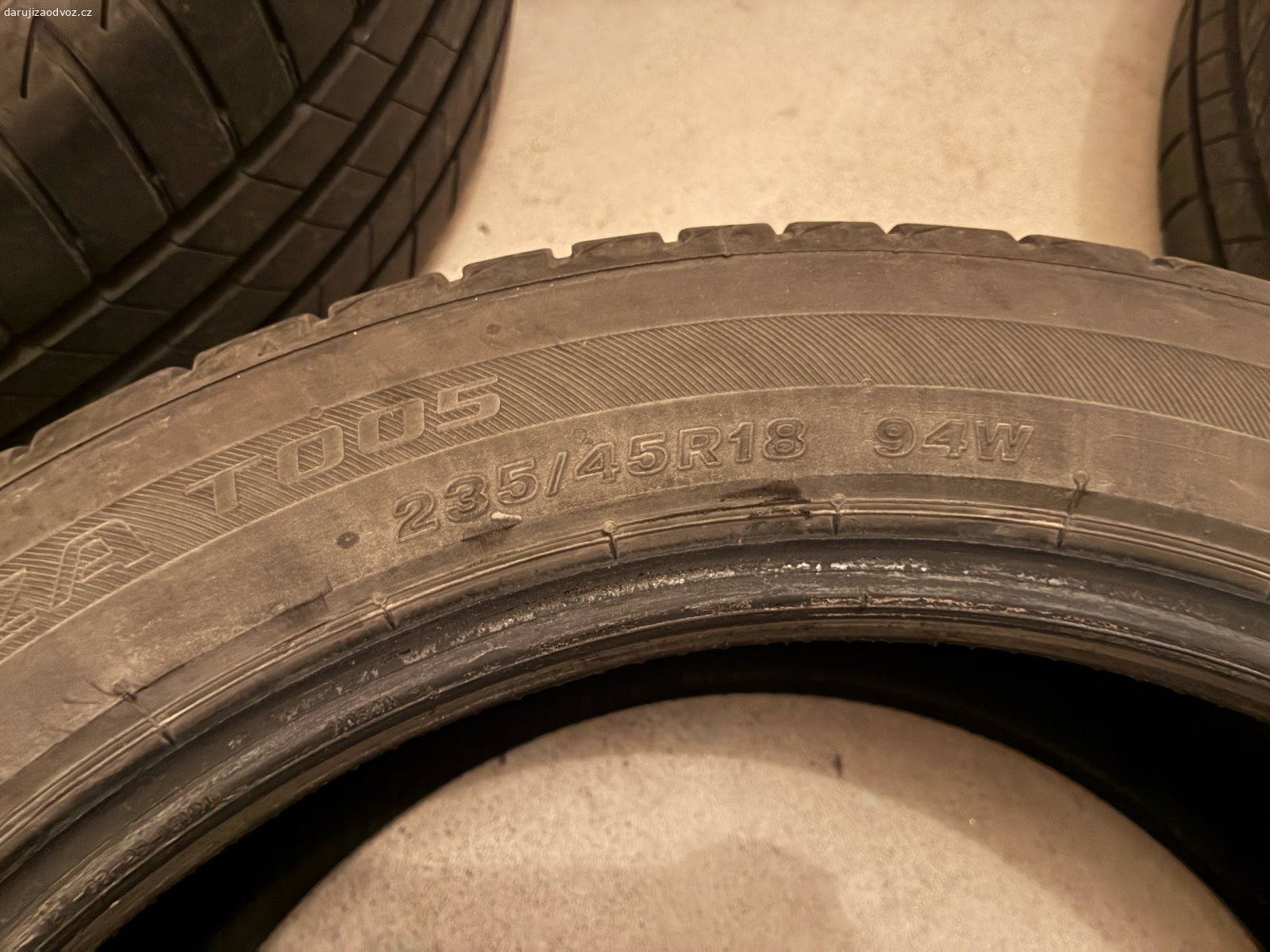 Bridgestone Turanza T005 235/45 R18. Daruji za odvoz 4x Bridgestone Turanza T005 235/45 R18 94W – 4 mm – DOT 2022
* dezén cca 4 mm

* DOT 2022

* letní

* všechny 4 stejného rozměru

* pneumatiky byly používané na vozidle

U jedné pneumatiky je na patce obvodová rýha/oděrka, vzniklá při špatném obouvání. Pneumatika byla následně normálně používána.

Odběr centrum Kladna.