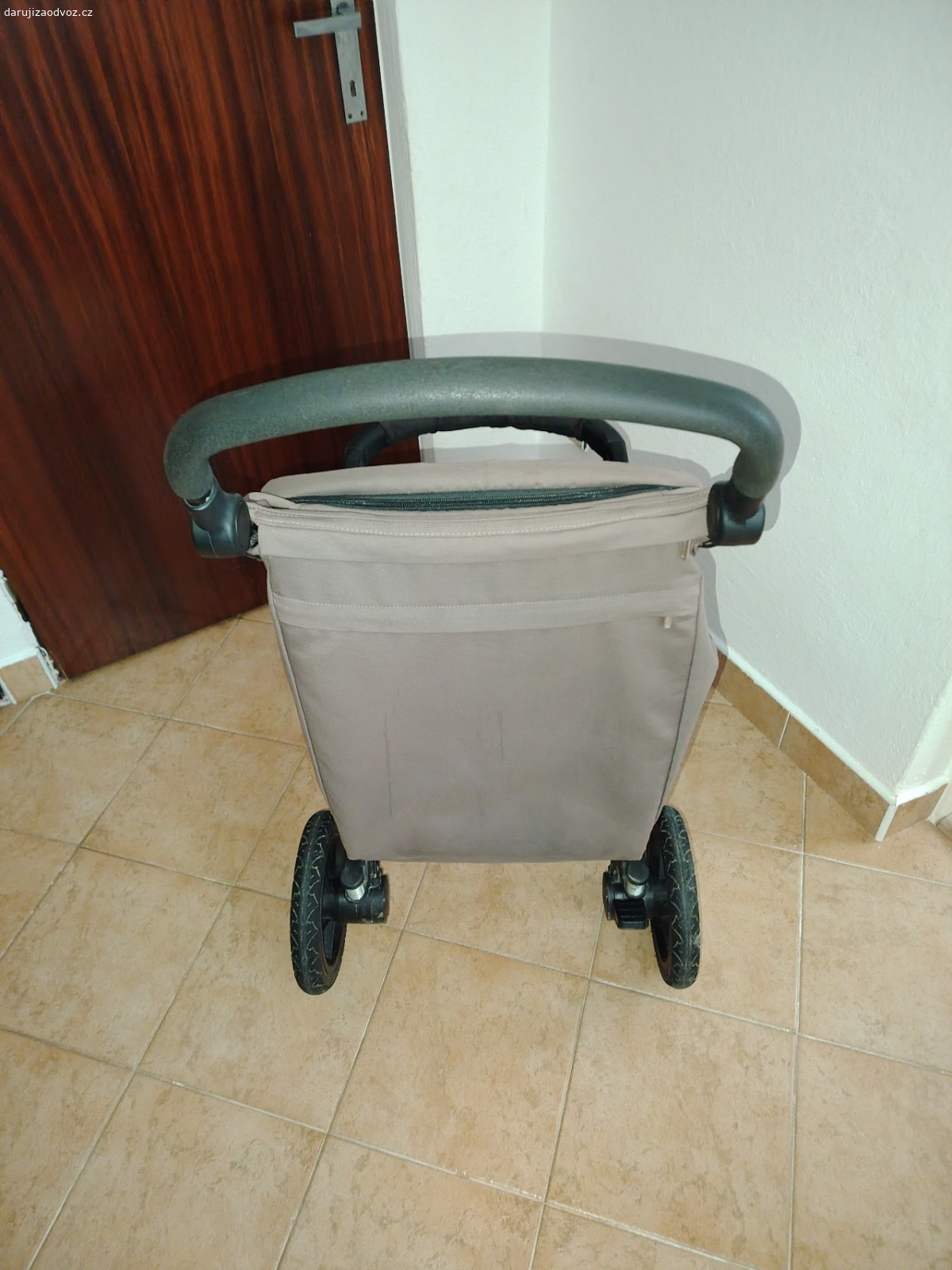 Britax B-Motion. Daruji za osobní odvoz kočárek.. Má toho dost za sebou ale ještě poslouží. Pouze osobní odběr.