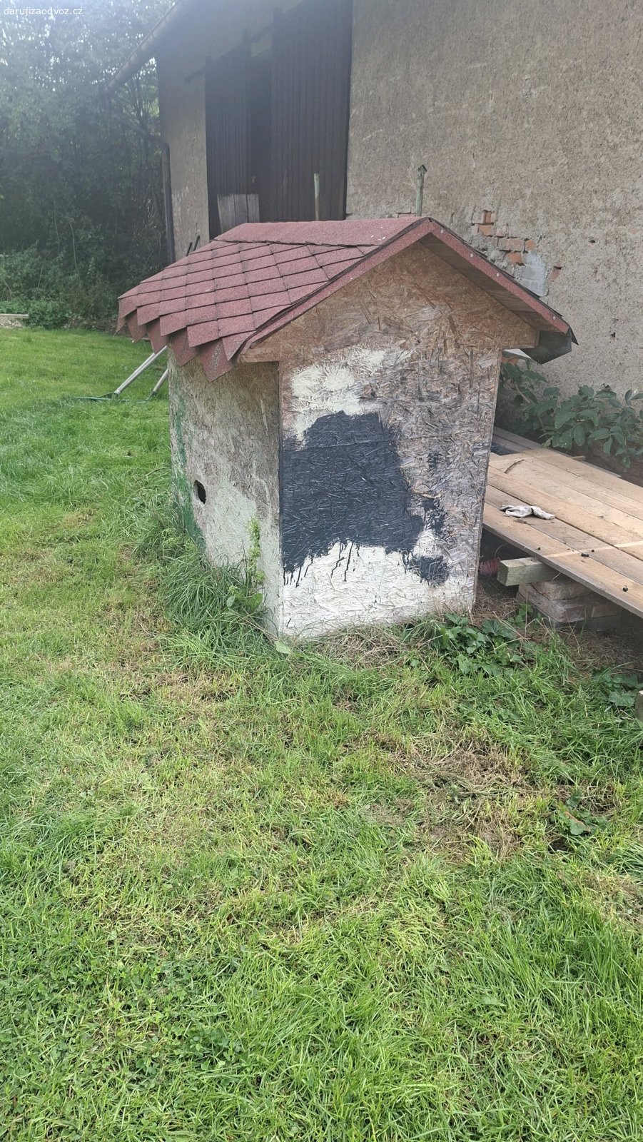 budka. daruji budku ktera slouzila jako kryt cerpadla bazénu.  Nyní muze poslouzit jako psi bouda ne pro jina zvířata. Rozměry jsou odhadem šířka  120cm x delka 160cm a vyska 150cm
