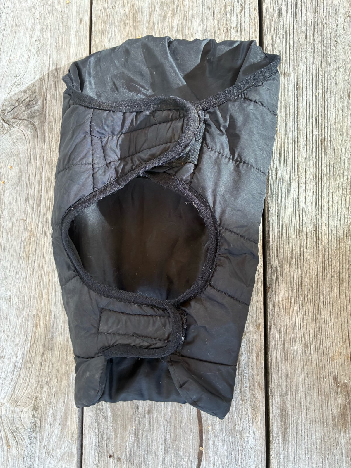 bunda na psa. Daruji bundu na malého psa nebo štěně, délka zad 32 cm. předám v Praze nebo mohu poslat.