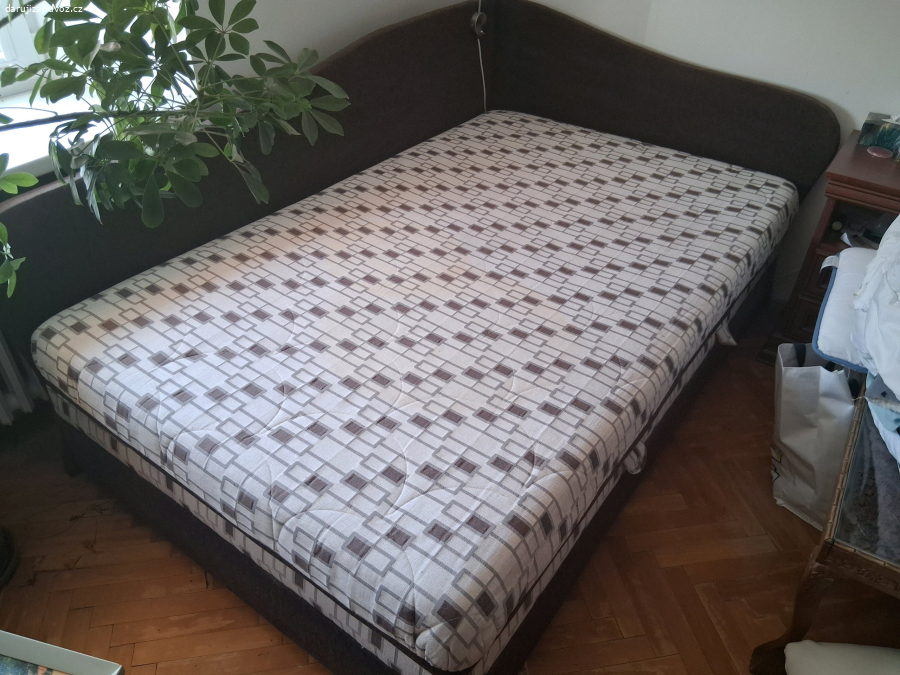 Čalouněná postel s úložným prostorem