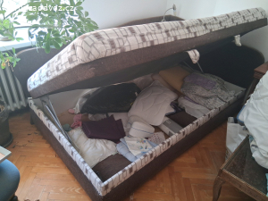 Čalouněná postel s úložným prostorem