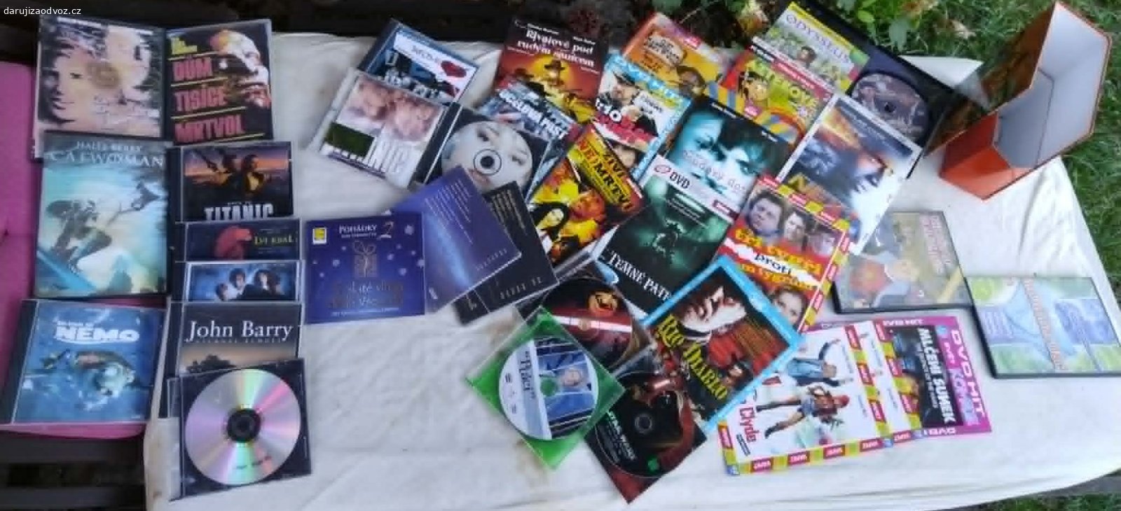 Cca 30 originálních DVD/CD. Daruji (lahev bílého vína potěší - není podmínkou)  sbírku filmů na DVD, hudebních CD a k tomu sadu prázdných krabiček na organizaci. Vše v zachovalém a plně funkčním stavu. Ideální pro sběratele nebo fanoušky klasických nosičů.1. Originální DVD filmy a CD s hudbou (cca 30 kusů):Filmové hity & klasika: Titanic, Catwoman, Hledá se Nemo, Temné patvary, Odysseus, Řek Zorba, Mlčení jehňátek.Česká filmová zábava: Tři tygři proti všem, Ulovit miliardáře. Akce & Horor: Dům tisíce mrtvol, Živí mrtví, Rivalové pod rudým sluncem (Charles Bronson).Pohádky & Hudba: Výběr pohádek na CD, hudba John Barry, několik dalších filmových a hudebních disků (včetně papírových obalů), a přidám nahrané disky (jsou na levé straně) - k odvozu Praha 10-Strašnice