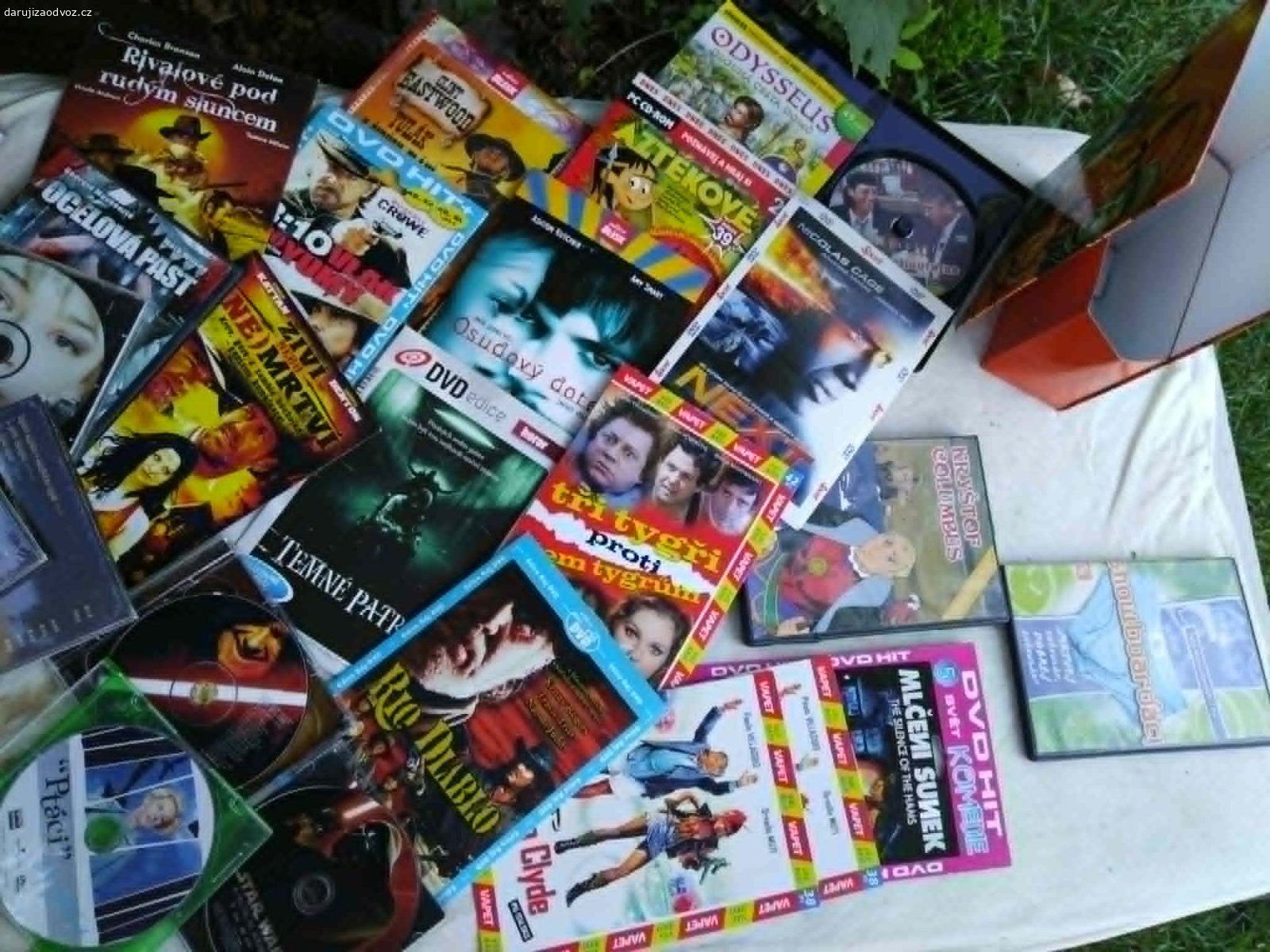 Cca 30 originálních DVD/CD. Daruji (lahev bílého vína potěší - není podmínkou)  sbírku filmů na DVD, hudebních CD a k tomu sadu prázdných krabiček na organizaci. Vše v zachovalém a plně funkčním stavu. Ideální pro sběratele nebo fanoušky klasických nosičů.1. Originální DVD filmy a CD s hudbou (cca 30 kusů):Filmové hity & klasika: Titanic, Catwoman, Hledá se Nemo, Temné patvary, Odysseus, Řek Zorba, Mlčení jehňátek.Česká filmová zábava: Tři tygři proti všem, Ulovit miliardáře. Akce & Horor: Dům tisíce mrtvol, Živí mrtví, Rivalové pod rudým sluncem (Charles Bronson).Pohádky & Hudba: Výběr pohádek na CD, hudba John Barry, několik dalších filmových a hudebních disků (včetně papírových obalů), a přidám nahrané disky (jsou na levé straně) - k odvozu Praha 10-Strašnice