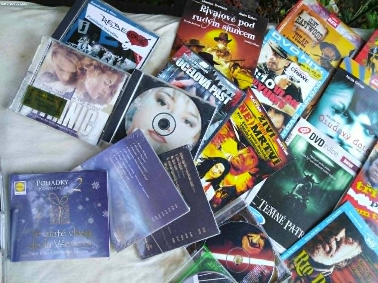 Cca 30 originálních DVD/CD. Daruji (lahev bílého vína potěší - není podmínkou)  sbírku filmů na DVD, hudebních CD a k tomu sadu prázdných krabiček na organizaci. Vše v zachovalém a plně funkčním stavu. Ideální pro sběratele nebo fanoušky klasických nosičů.1. Originální DVD filmy a CD s hudbou (cca 30 kusů):Filmové hity & klasika: Titanic, Catwoman, Hledá se Nemo, Temné patvary, Odysseus, Řek Zorba, Mlčení jehňátek.Česká filmová zábava: Tři tygři proti všem, Ulovit miliardáře. Akce & Horor: Dům tisíce mrtvol, Živí mrtví, Rivalové pod rudým sluncem (Charles Bronson).Pohádky & Hudba: Výběr pohádek na CD, hudba John Barry, několik dalších filmových a hudebních disků (včetně papírových obalů), a přidám nahrané disky (jsou na levé straně) - k odvozu Praha 10-Strašnice