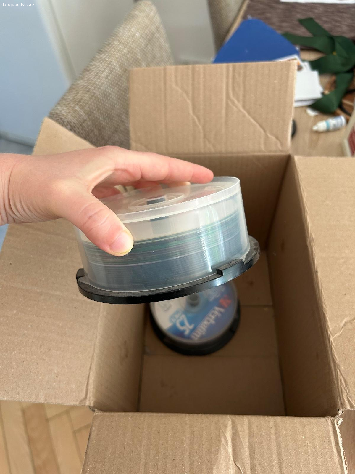 Cd a dvd prazdna. Za odvoz praha 4 co nejdrive a nejrychleji. Idealne tento vikend. 
Pouze za odvoz, nikam neposilam a nereaguji na emaily, prosim volejte at se rychle domluvime