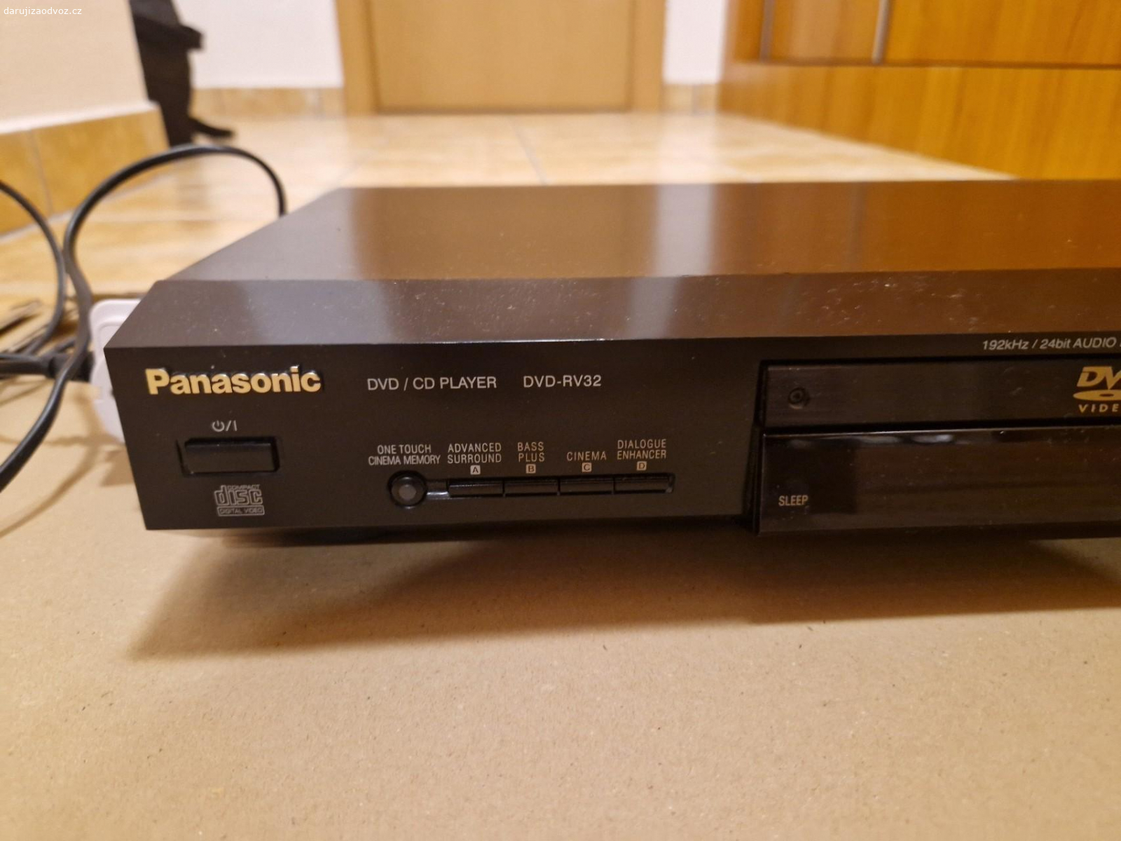 CD/DVD prehravac Panasonic. Daruji plne funkcni CD/DVD prehravac bez dalkoveho ovladani. Pouze osobni predani. Nezasilam.