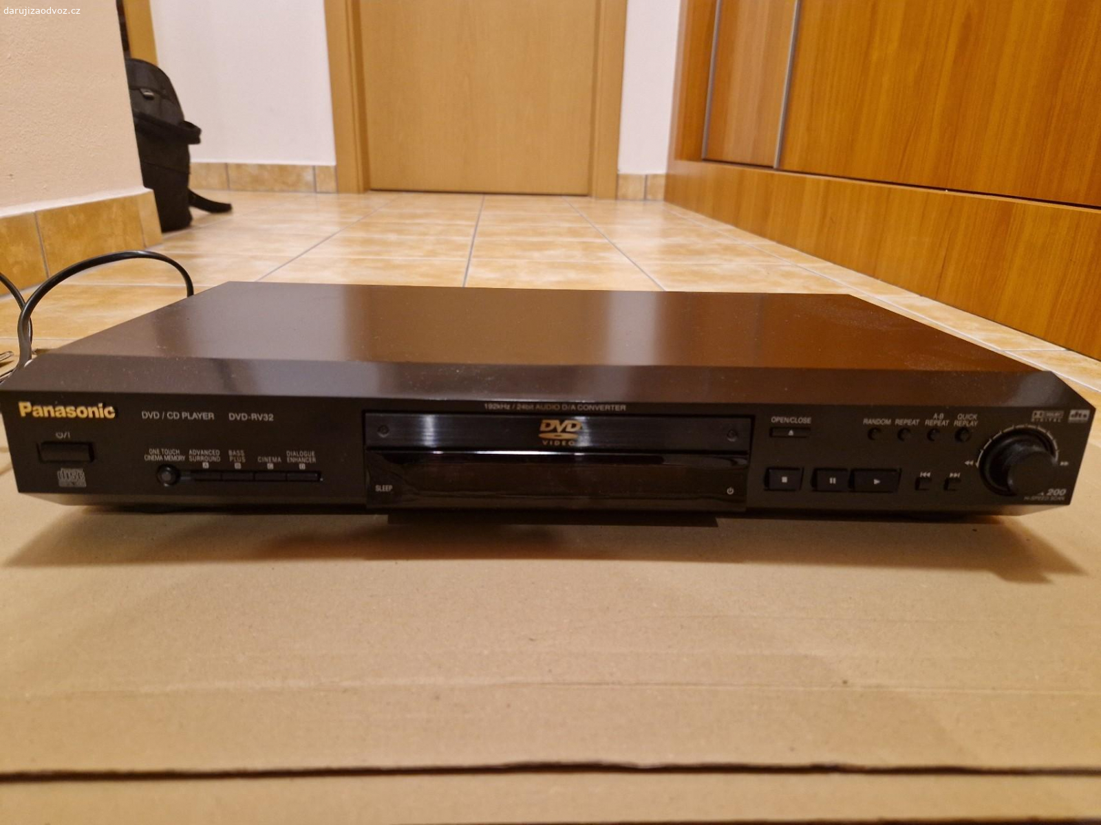 CD/DVD prehravac Panasonic. Daruji plne funkcni CD/DVD prehravac bez dalkoveho ovladani. Pouze osobni predani. Nezasilam.