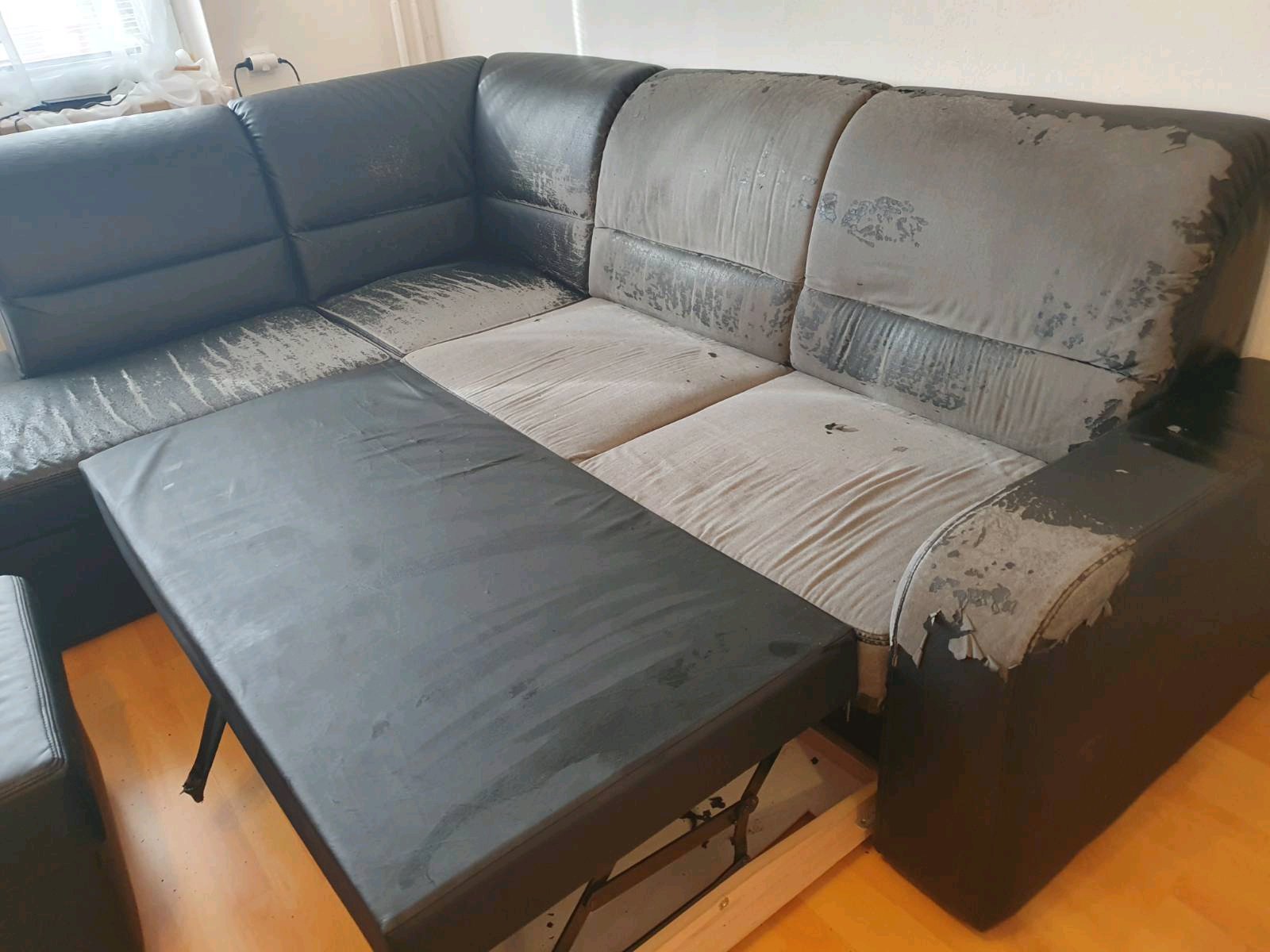 Černá koženková sedačka L 250x195. Nabízíme za odvoz rozkládací pohovku s taburetem. Pohovka je pořád velmi pohodlná, jen se z ní loupe koženka. Dá se používat s dekami nebo přehozem, nejsou součástí nabídky. Pohovka má vysouvací šuplík pro zvětšení plochy na ležení. 
Rozměry: cca 250 x 52 cm sedák, 55 (88 v nejširším místě na kraji) sedáky x 195 cm
Platí do 21.10.